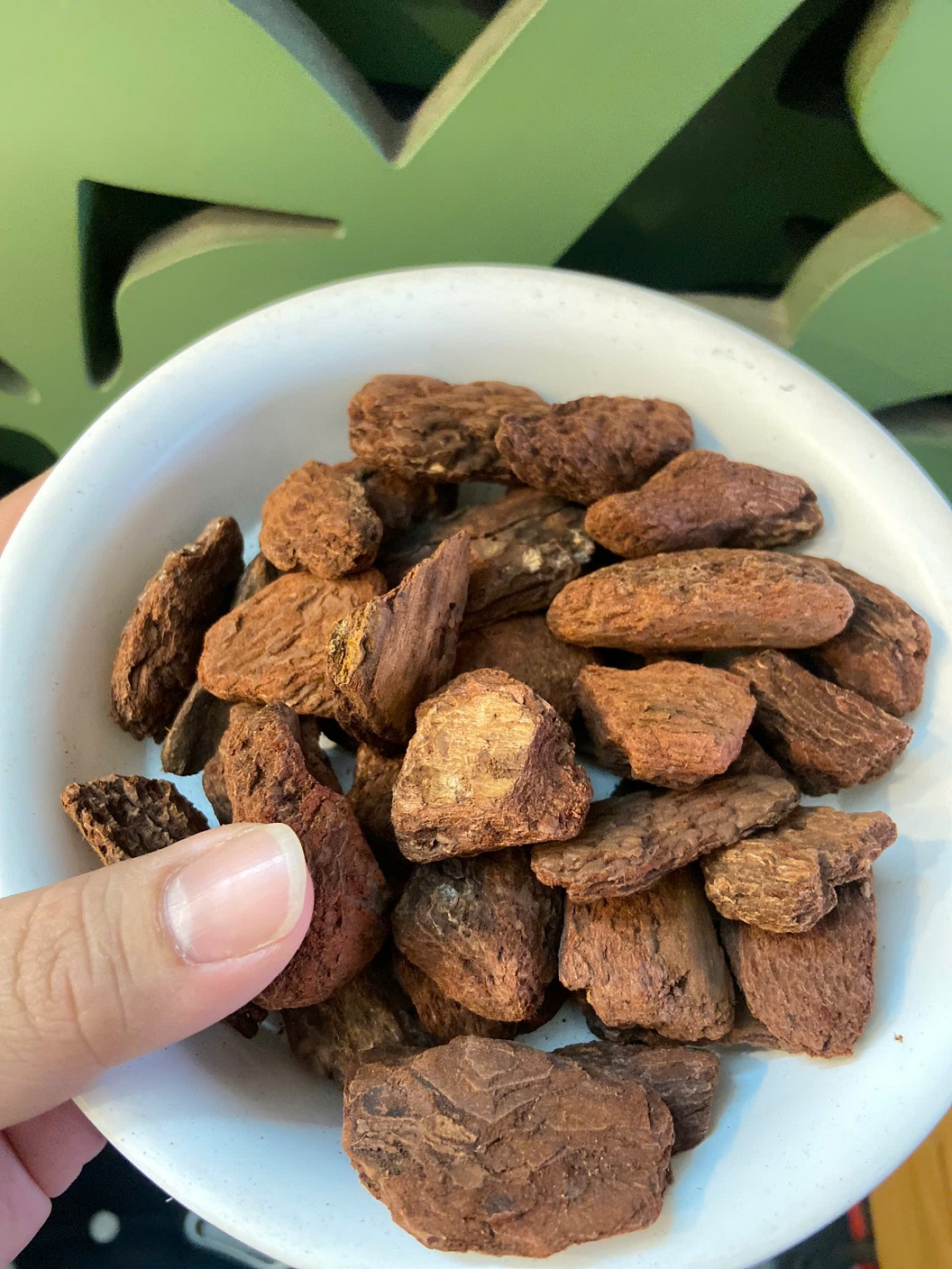 1Kg Vỏ Thông nhập khẩu Bồ Đào Nha ! Thông dày , cạnh tròn .