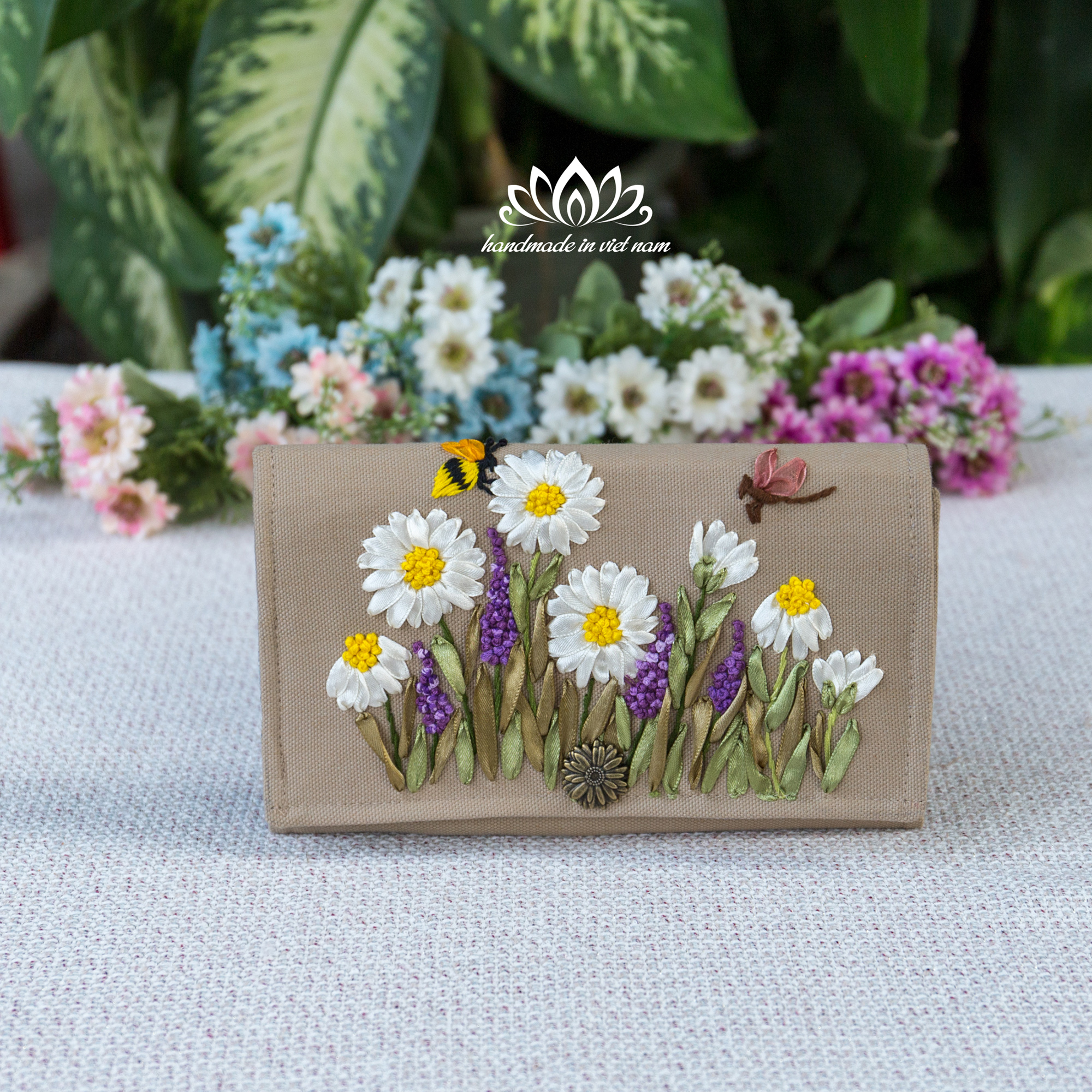 Ví gập vải canvas thêu ruy băng độc lạ