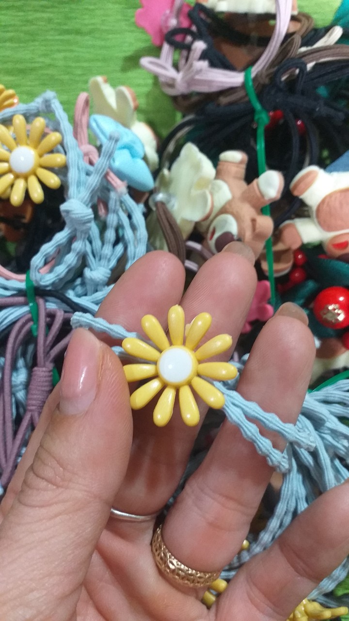 Quà tặng ngẫu nhiên( bút, dây cột tóc, kẹp,...)