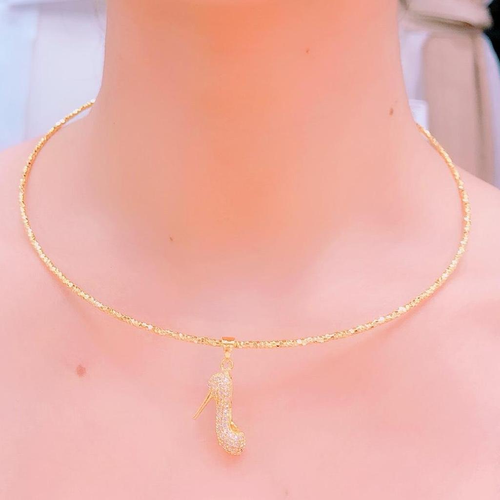 [HCM]Vòng cổ mạ vàng 18k kiềng cổ nữ vàng tròn nhỏ chạm khắc hoa văn tinh tế mặt chiếc giày lọ lem dát đá pha lê sáng lấp lánh thiết kế dễ thương nữ tính ngọt ngào Gadoshop VK26091908 - đeo làm công sở cực sang chảnh và quý phái