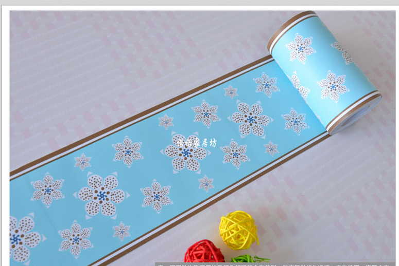 Cuộn 10m x 10cm Len Dán Viền Tường PVC có keo - hoa trắng 6 cánh nền xanh dương