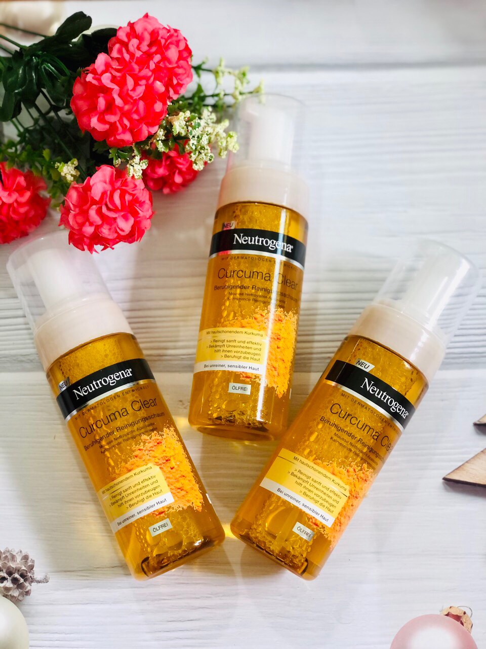 Sữa rửa mặt nghệ Neutrogena Curcuma