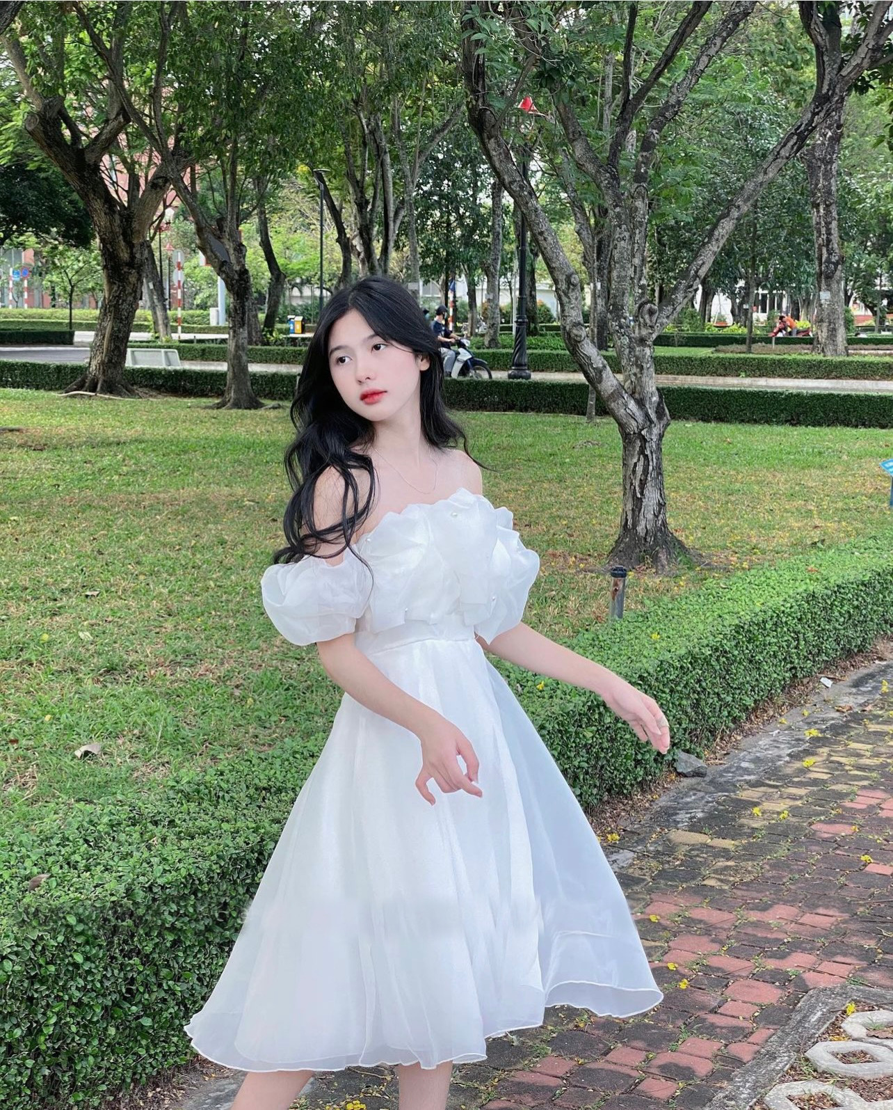 Đầm trễ vai công chúa đính ngọc Jasmin