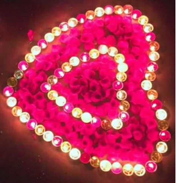 50 nến tealight + 200 cánh hoa hồng giả