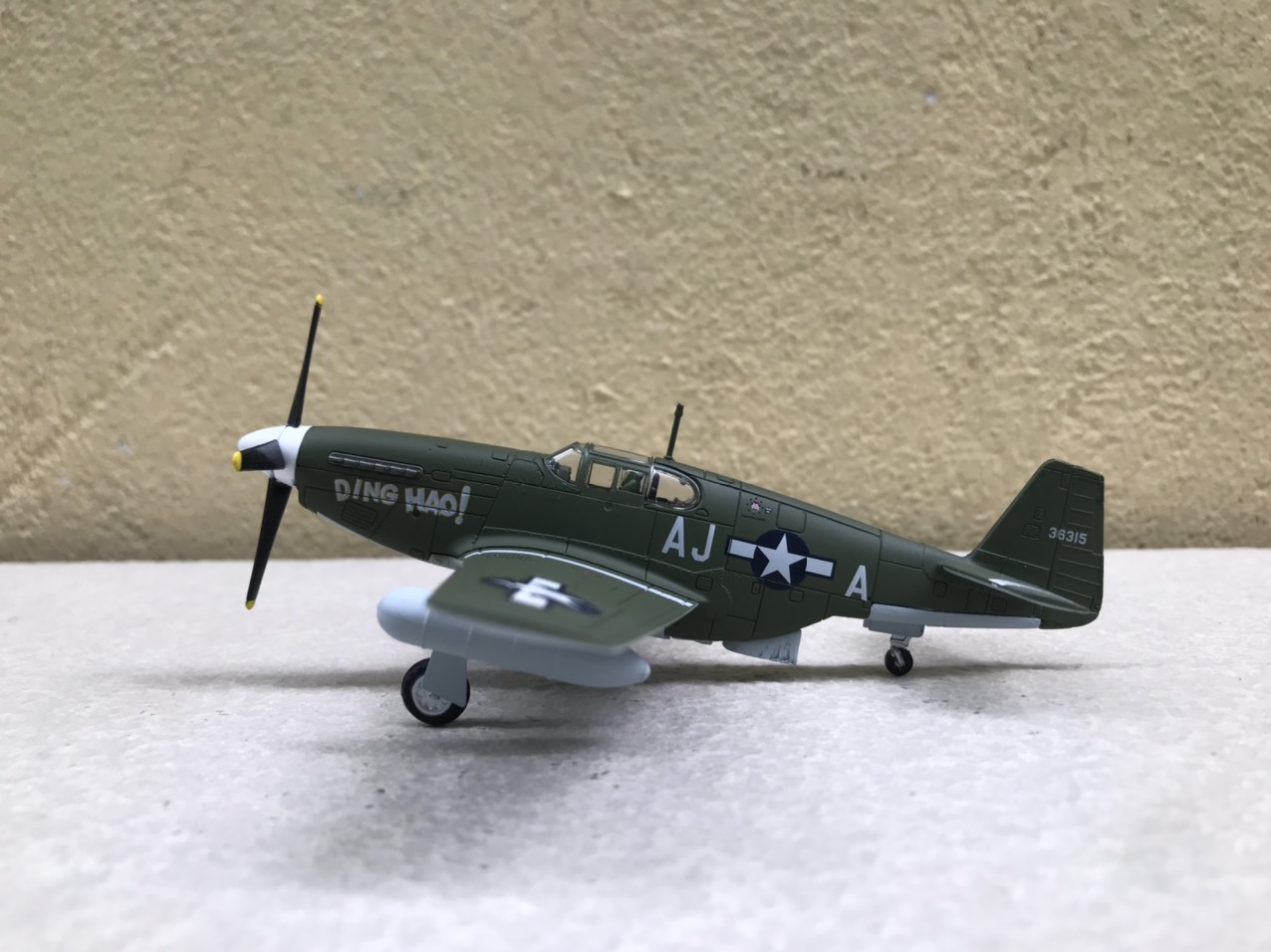 Mô hình Máy bay Tiêm kích P-51B Mustang 1:72