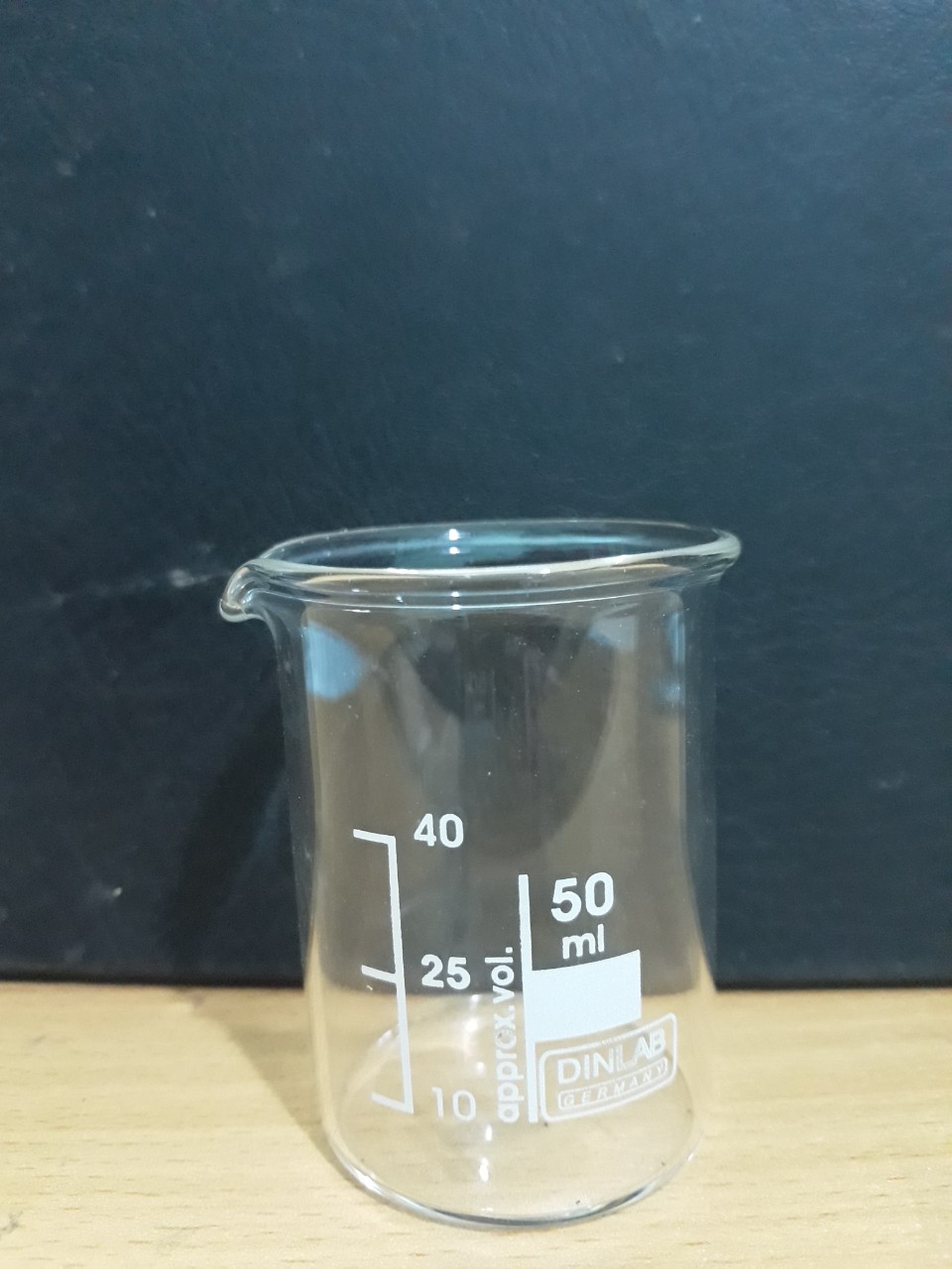 Cốc thủy tinh có mỏ 10ml