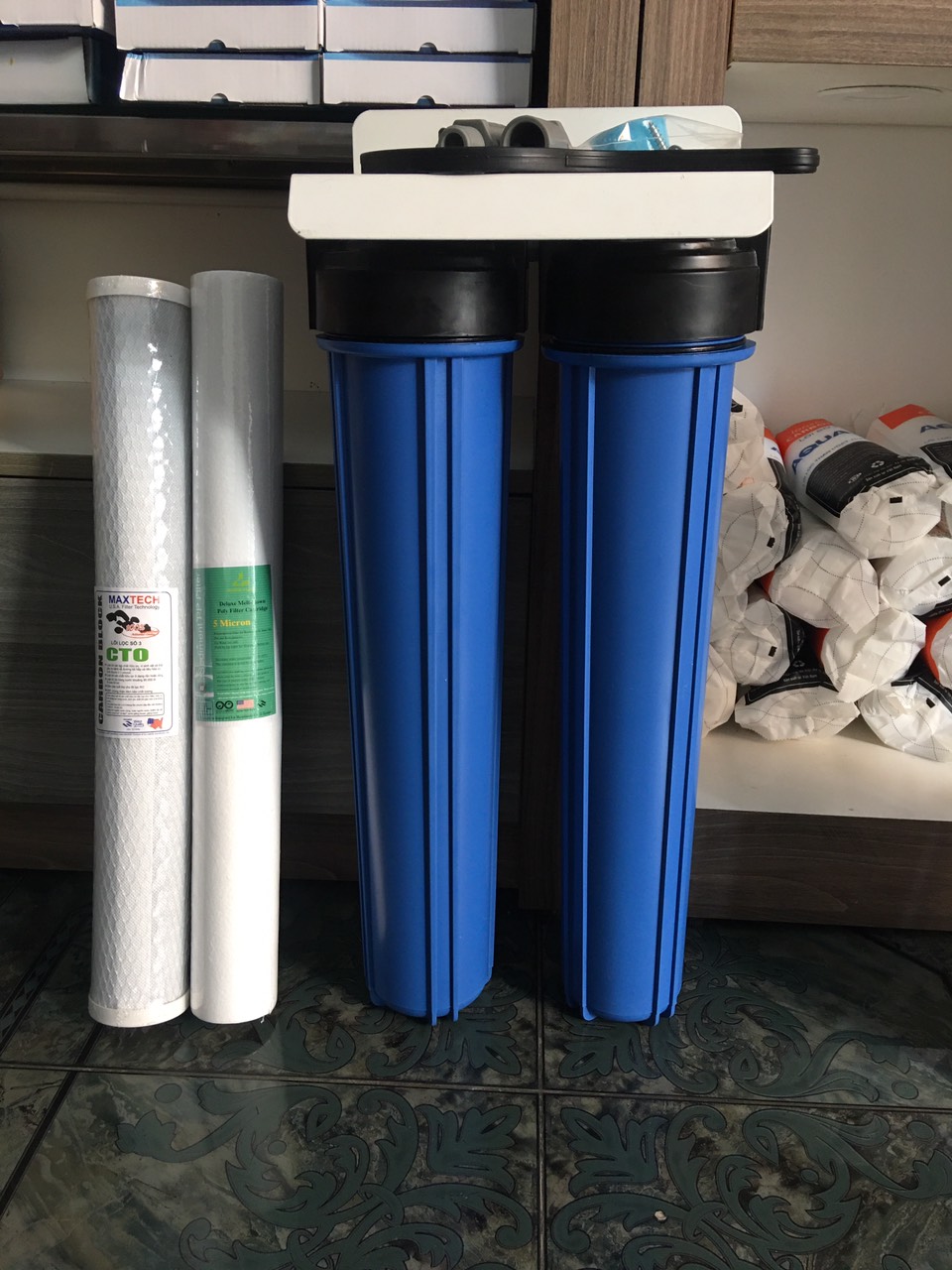 (HCM) Bộ 2 Cốc Lọc Đầu Nguồn Ren 21-(2 Cốc Lọc Ren 21, 2 Lõi Lọc, Giá Treo, Tay Vặn, Nối Ren 21, Vít)