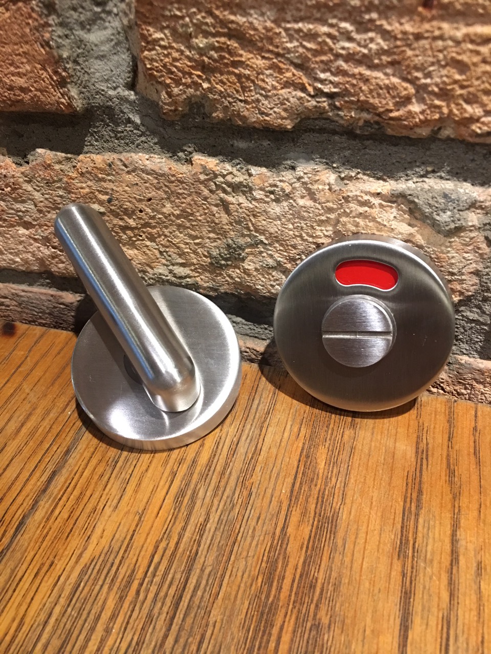 Chốt cài cửa WC xanh đỏ
