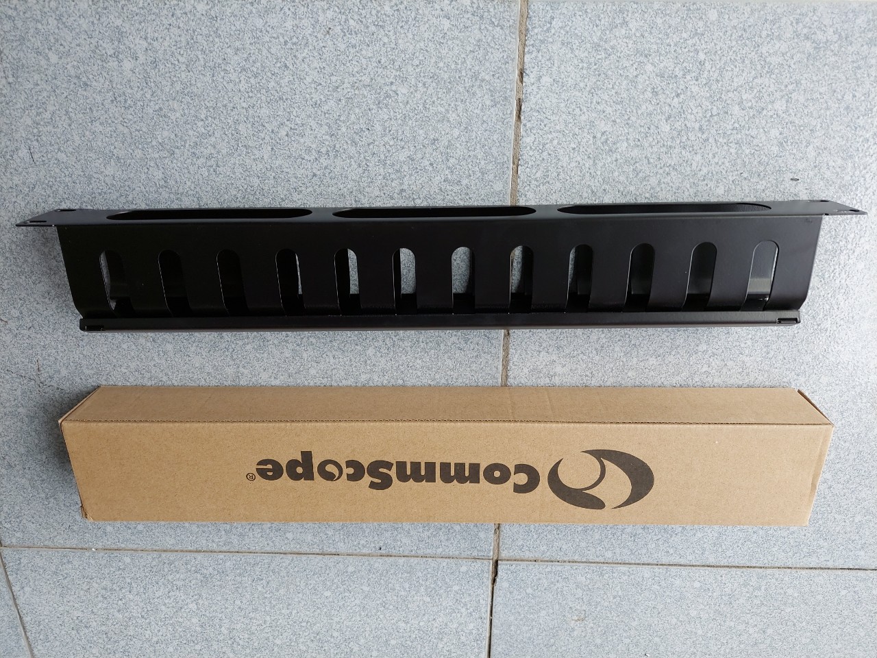 Thanh quản lý cáp mạng Commscope 19"-1U