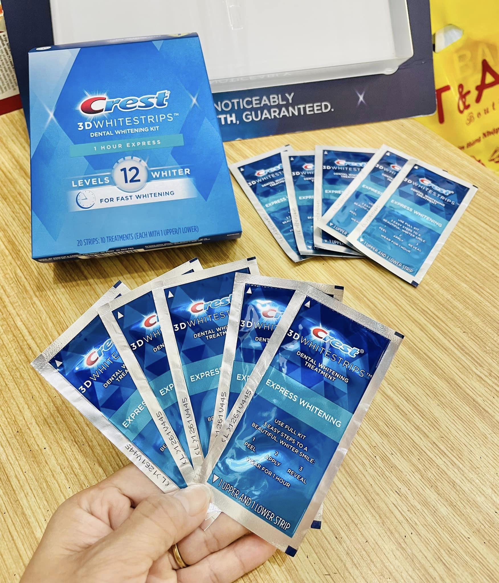 Miếng dán trắng răng Crest 3D Whitestrips BeeSkincare