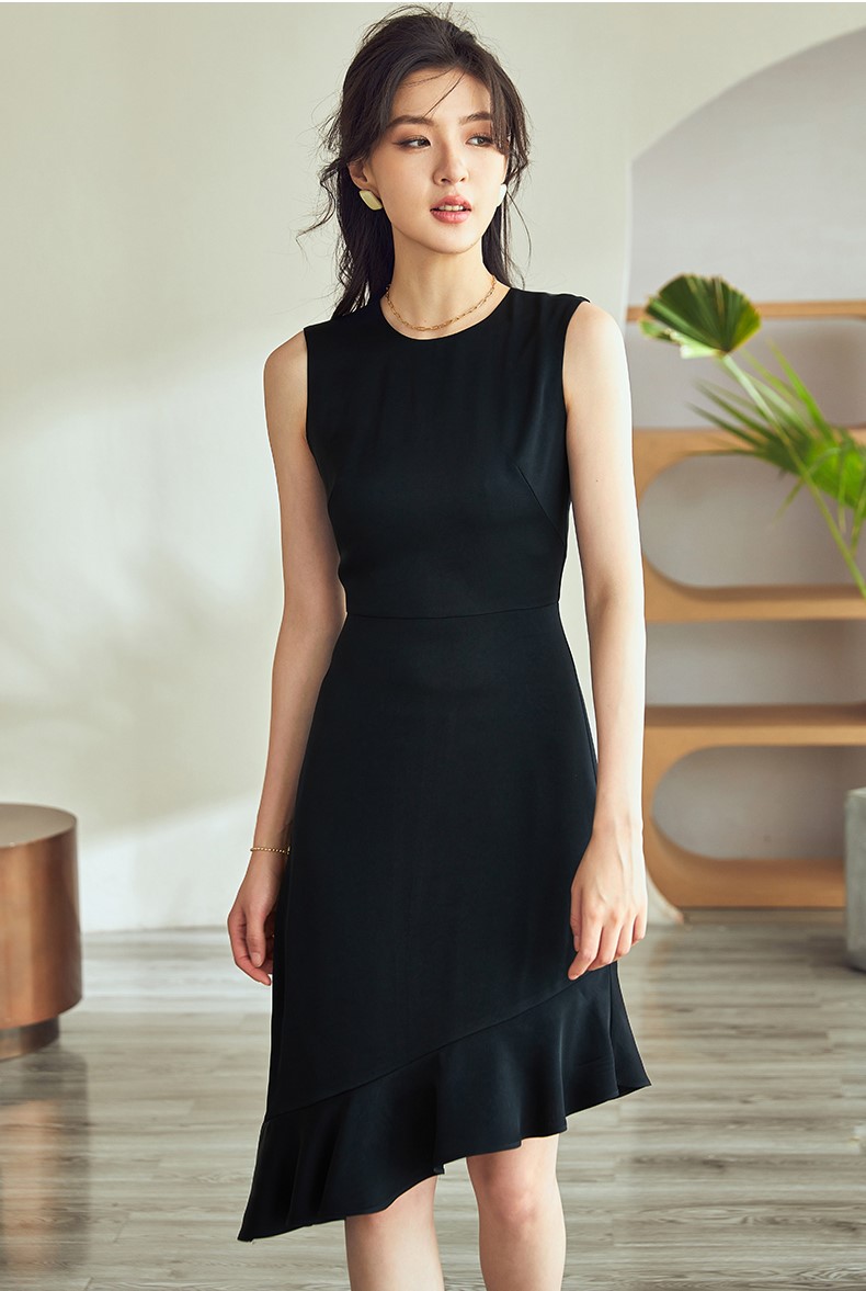 Đầm đen trơn cổ tròn dáng xéo không tay