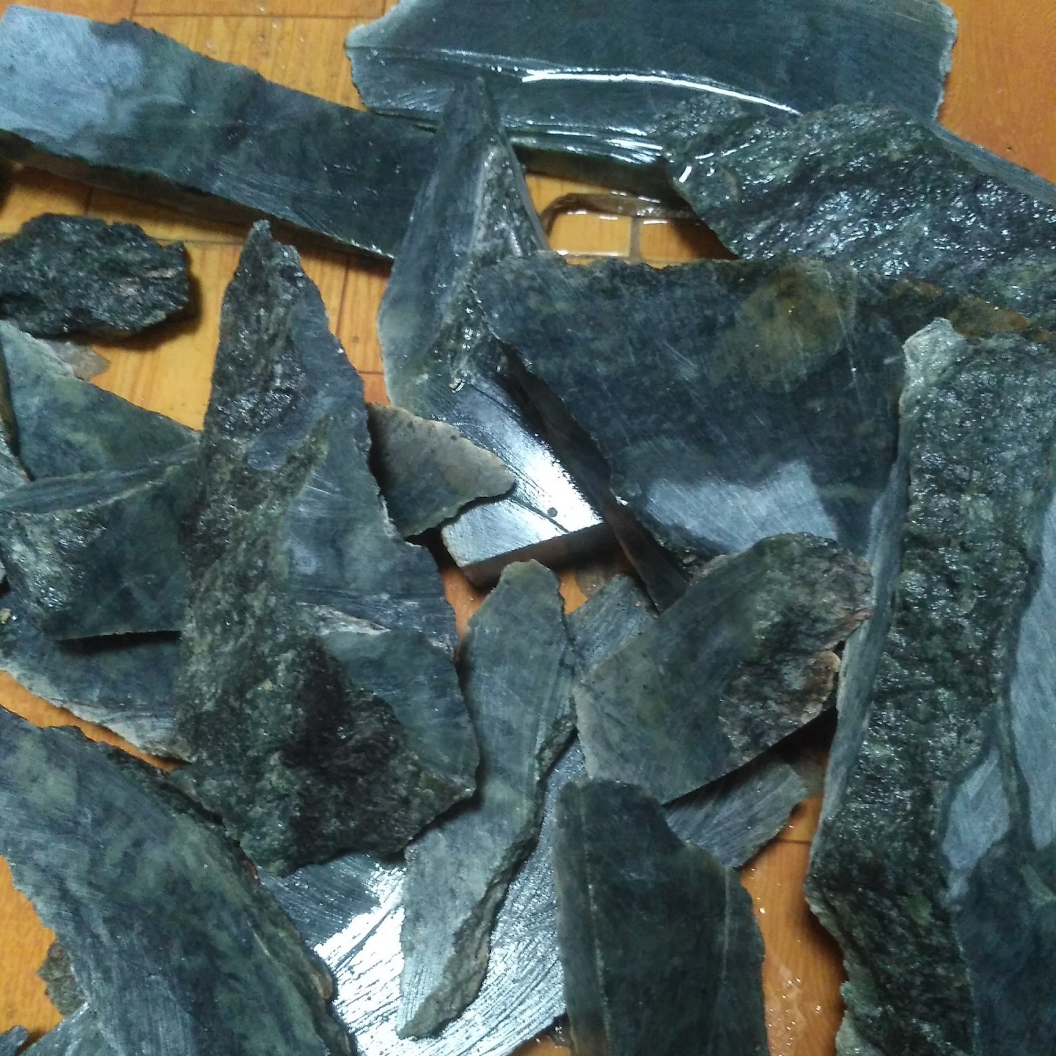 100GR Đá Thô Nephrite Ngọc Bích Xanh