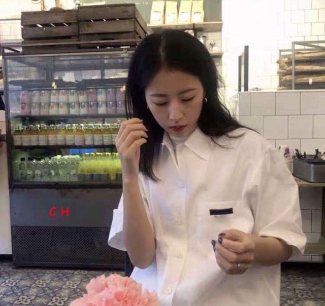 Áo sơ mi logo đen túi ngực COH0220