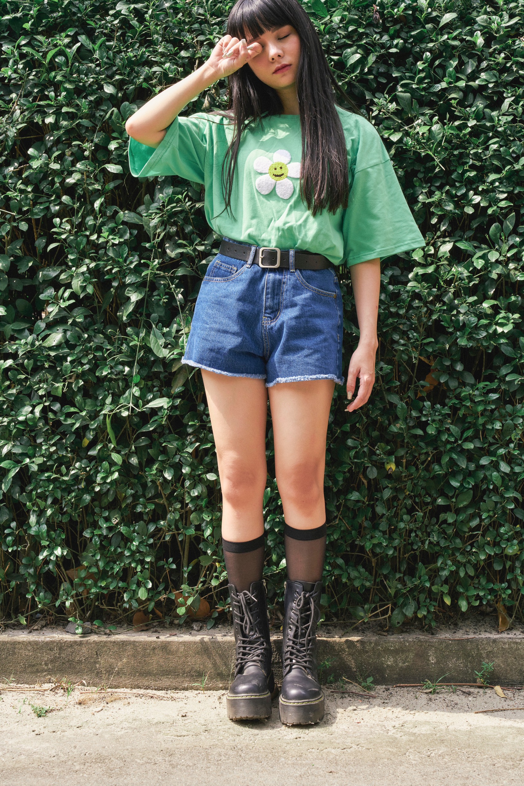 Usthebasic - áo thun hoa cúc tay lỡ daisy smile punch needle tee