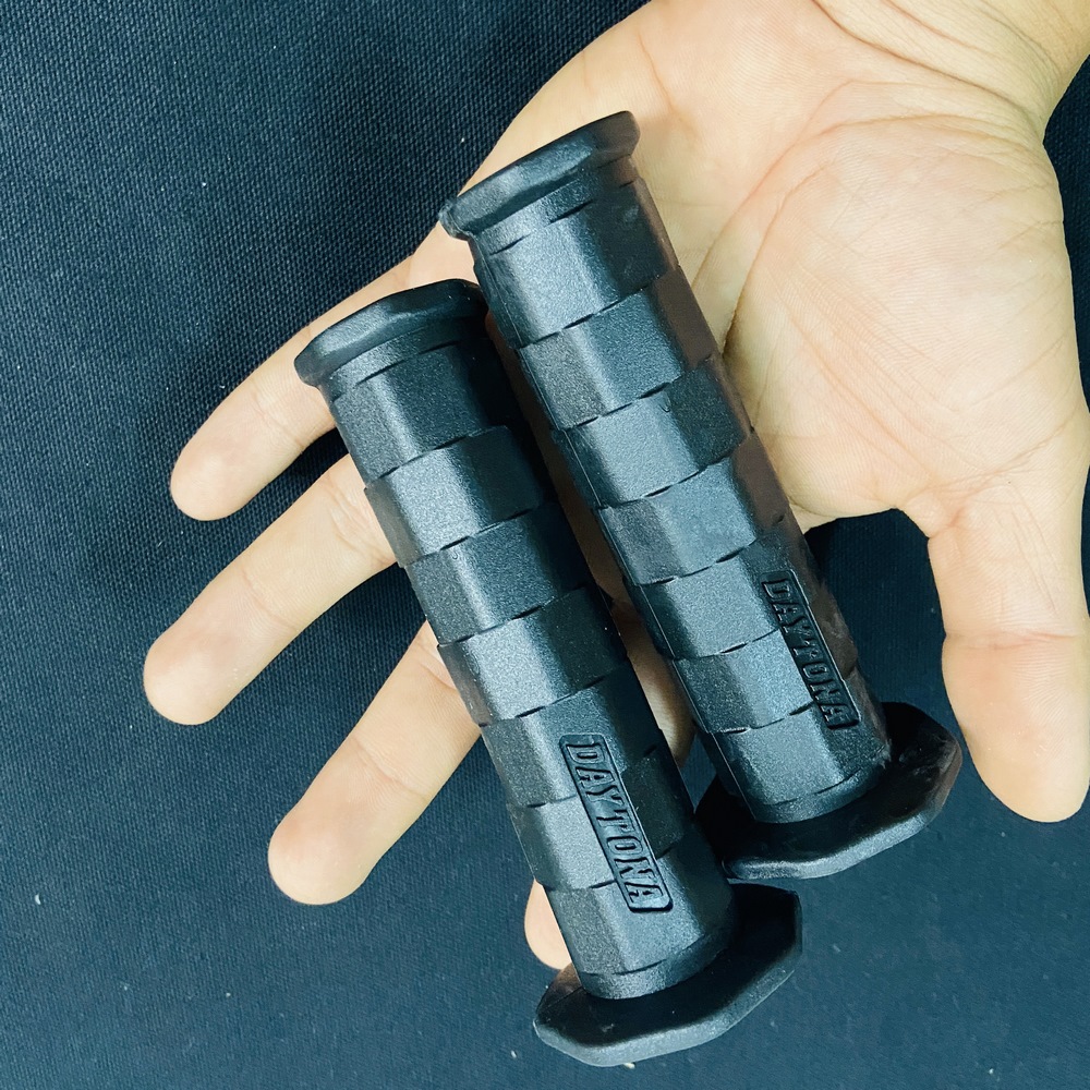 1 CẶP BAO TAY DAYTONA CAO SU MÀU ĐEN GẮN CÁC LOẠI XE GẮN MÁY HONDA, YAMAHA, SUZUKI, PHÂN KHỐI LỚN, PHÂN KHỐI NHỎ HÀNG TỐT CỰC ĐẸP ( BAO TAY ĐẸP, BAO TAY XỊN, BAO TAY XE MÁY, XE ĐẠP ĐIỆN)