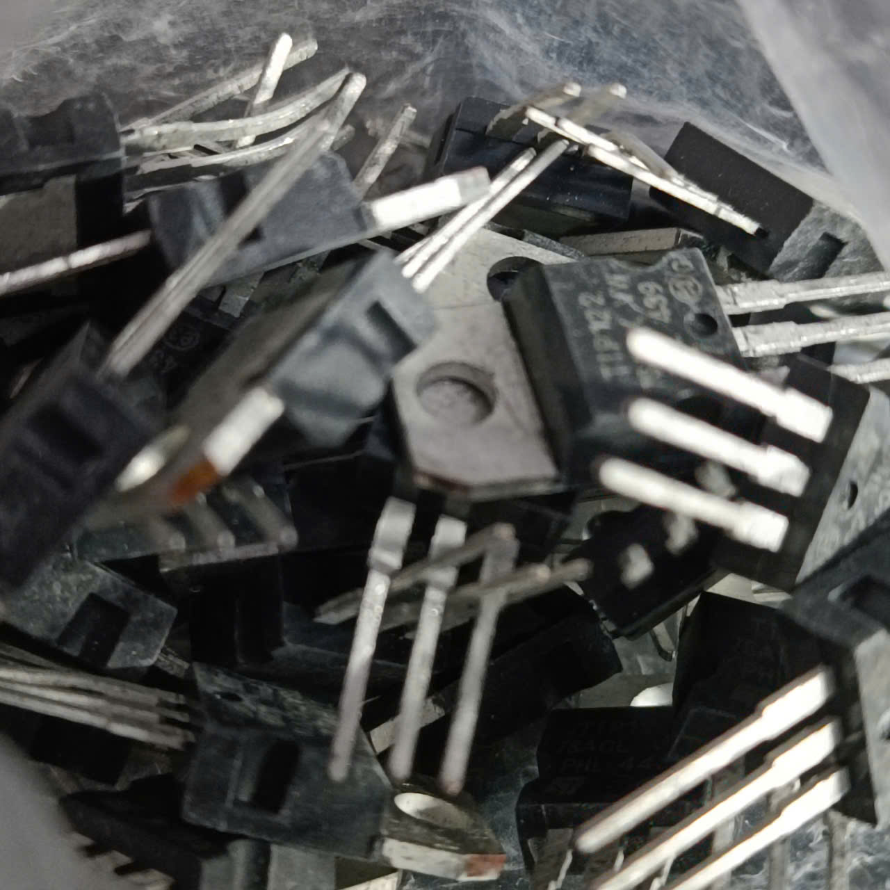TIP122 TO-220 NPN 100V/5A/65W Transistor mới 100%