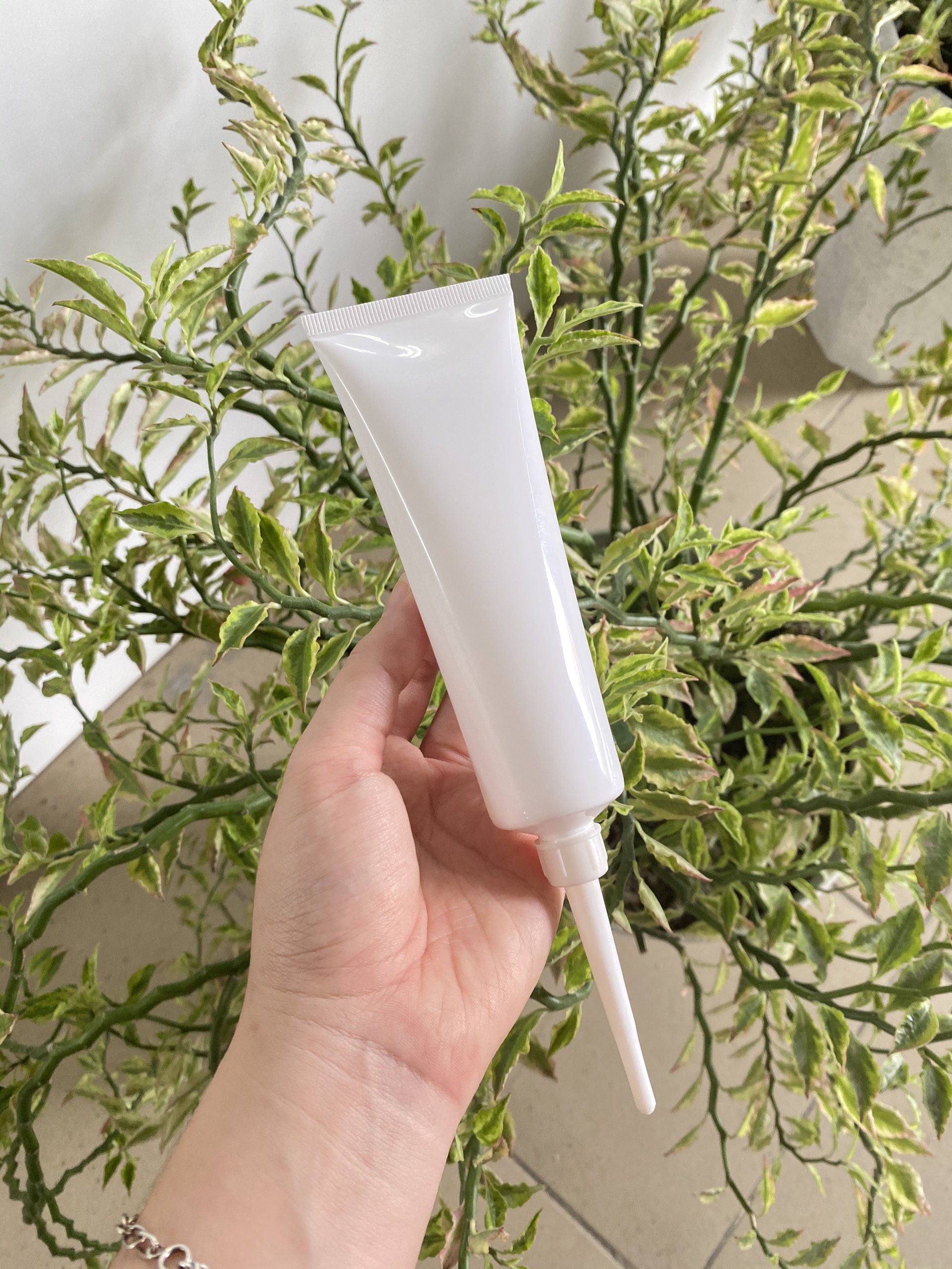 Tuýp nhựa nền trắng 100ml (Fi35) (Bộ nắp vặn và vòi)