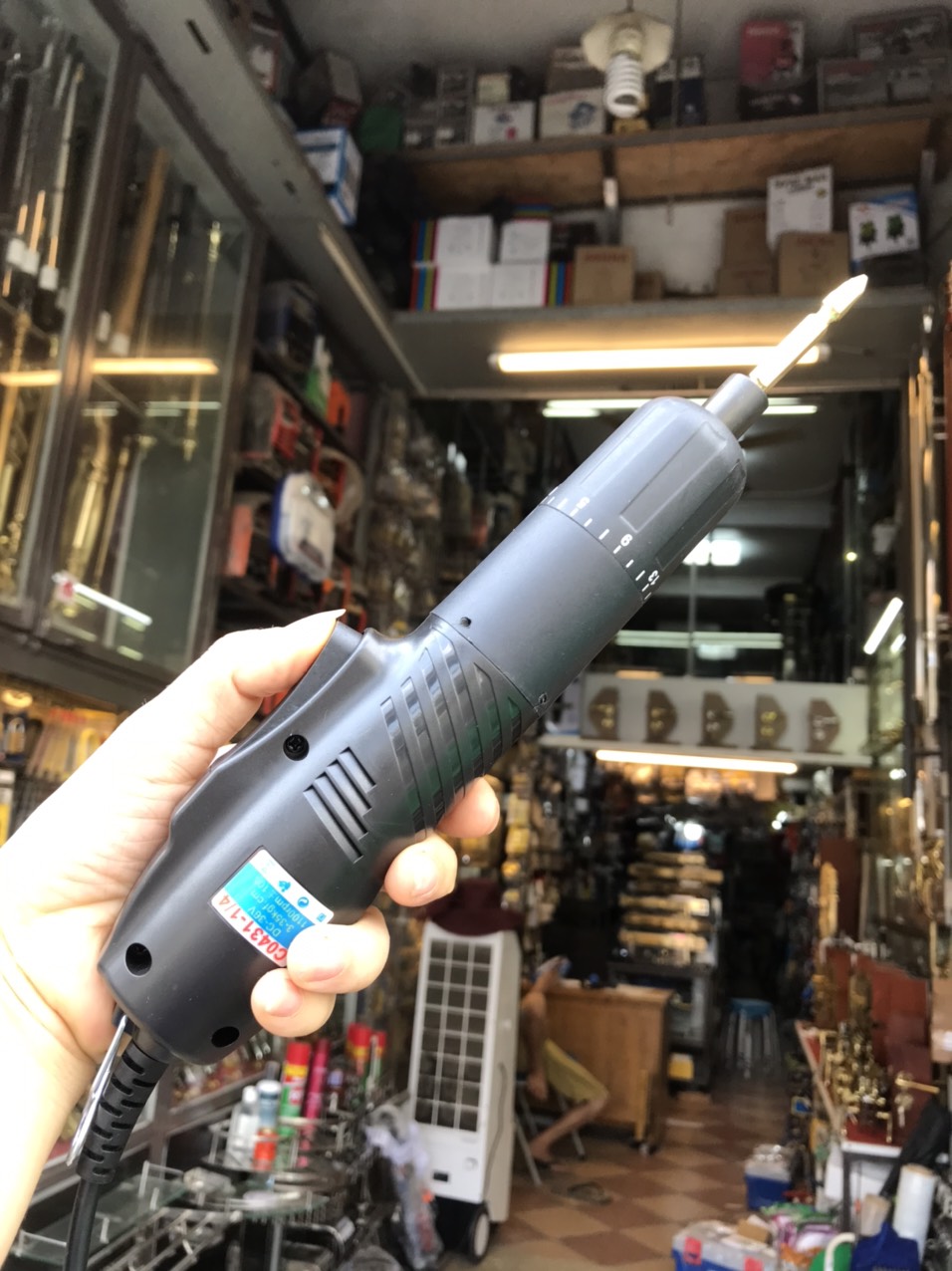 Máy vặn vít, tua vít điện dùng điện 1/4” C-mart C0431 đen