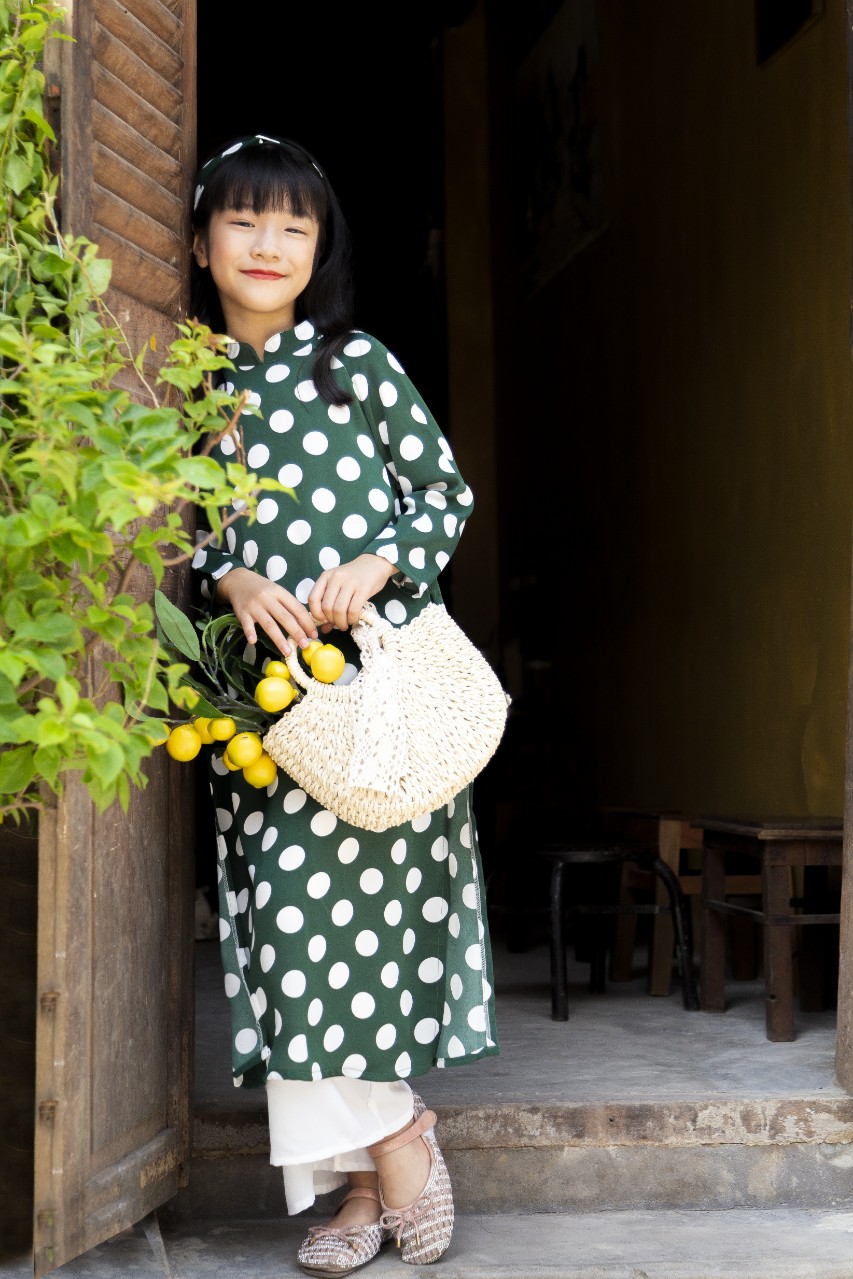 Áo dài Cô Ba Sài Gòn họa tiết chấm bi dành cho bé