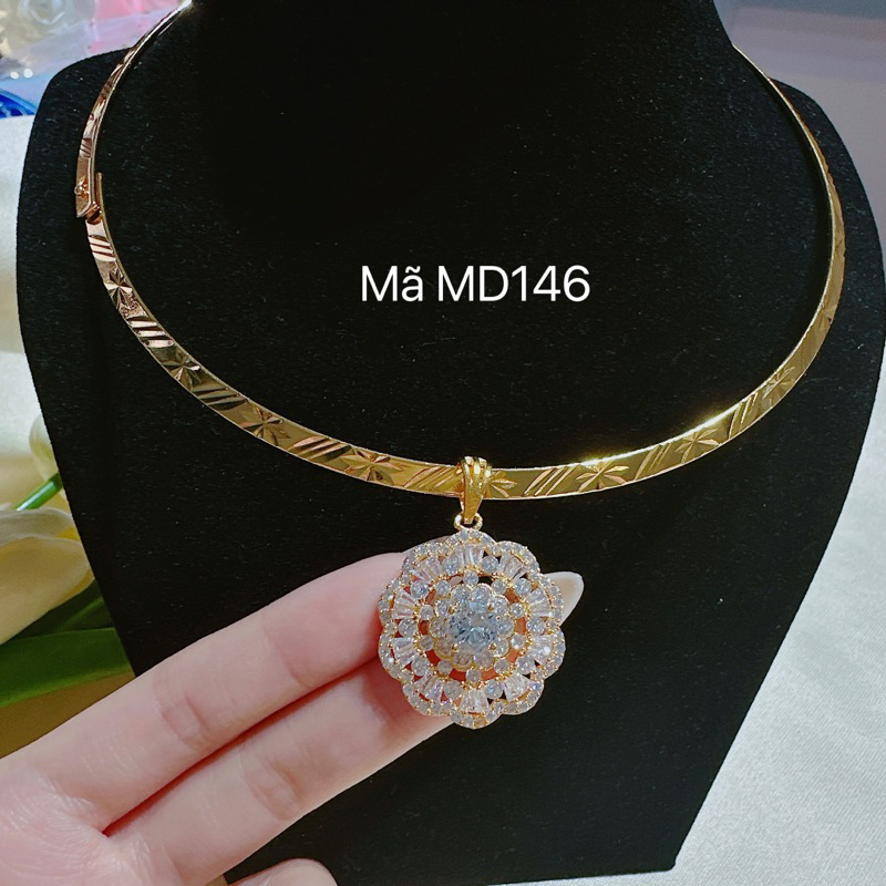 Kiềng cổ cứng kèm mặt mạ vàng Kami