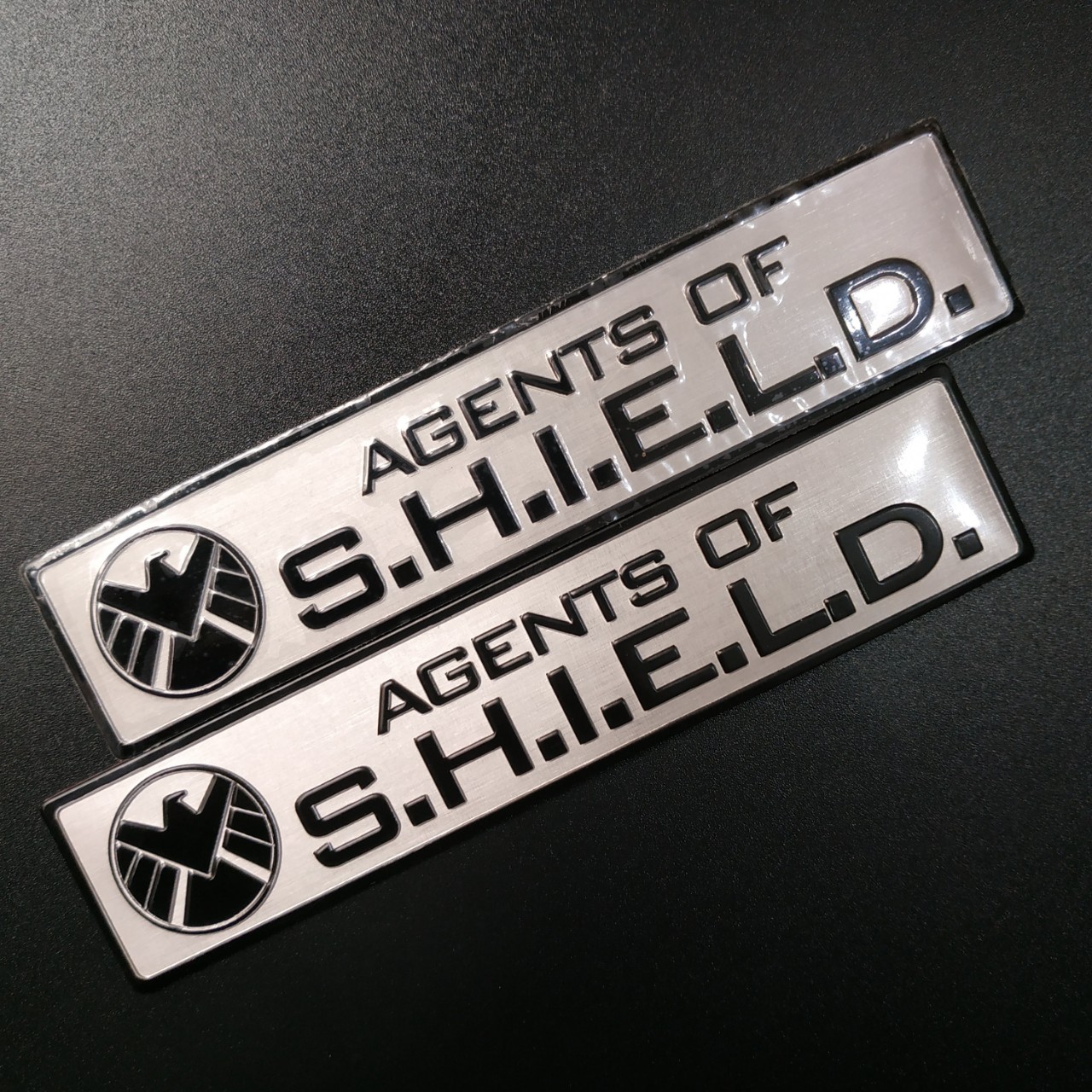Tem nhôm dán xe SHIELD dài 12x2.6cm nền trắng
