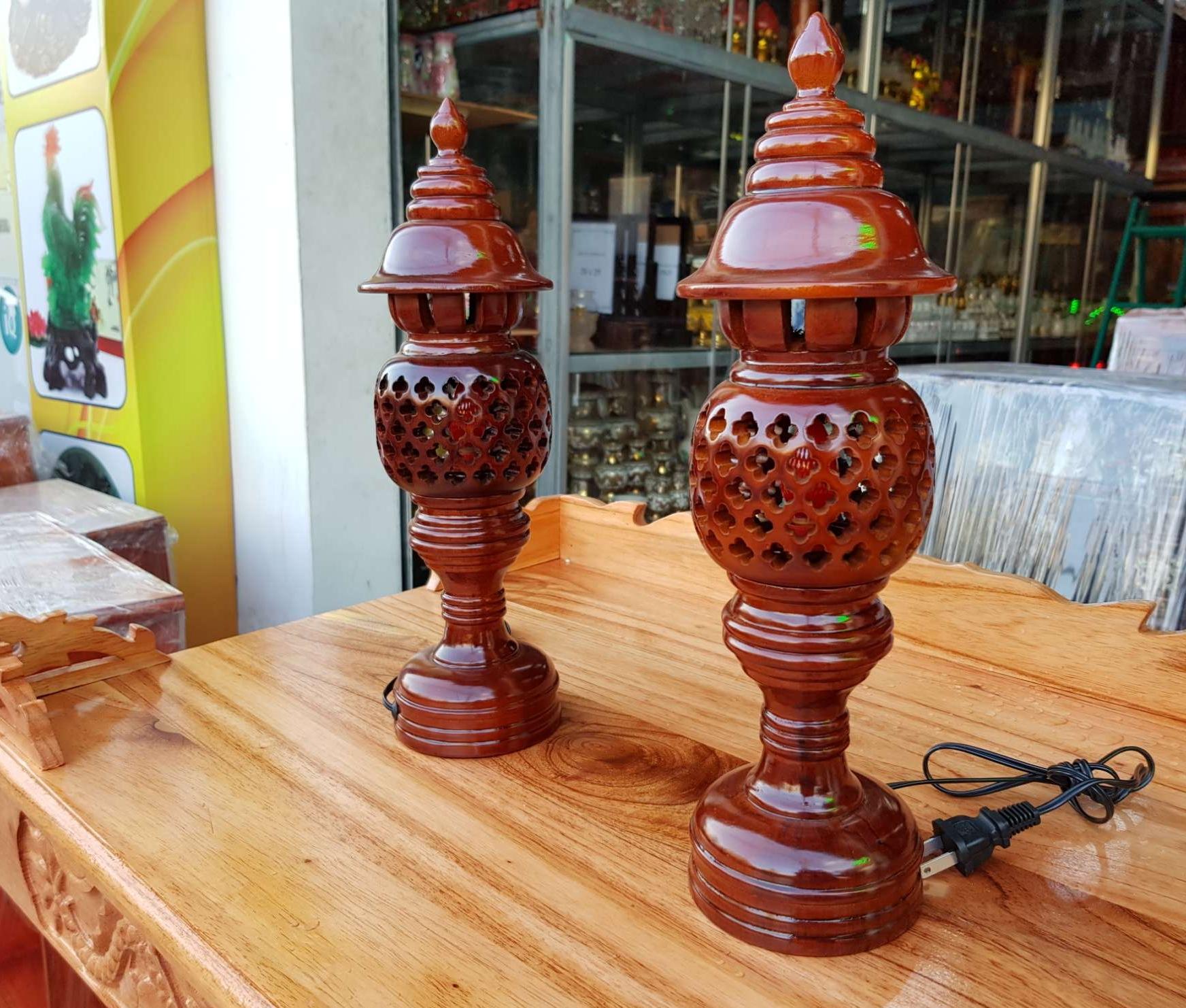 Cặp đèn thờ gỗ tràm bông vàng cao 41 cm