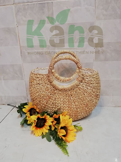 Giỏ lục bình kết hoa hồng