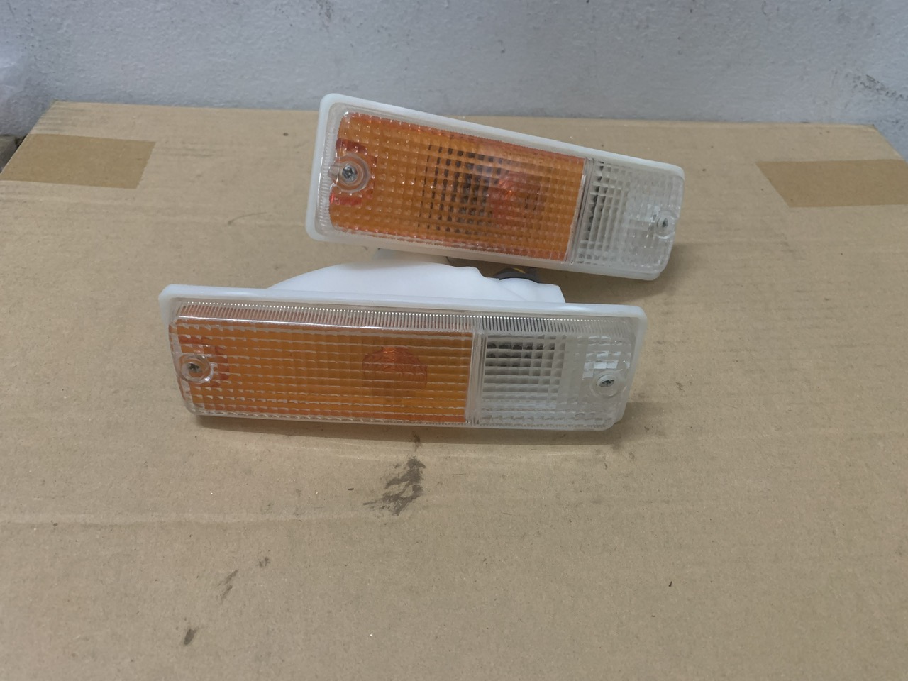 Đèn gầm, đèn cản trước, đèn xi nhan trước, vỏ nhựa chụp đèn cản gầm xe suzuki cary 500kg và suzuki 7 chỗ, deawoo 5tạ