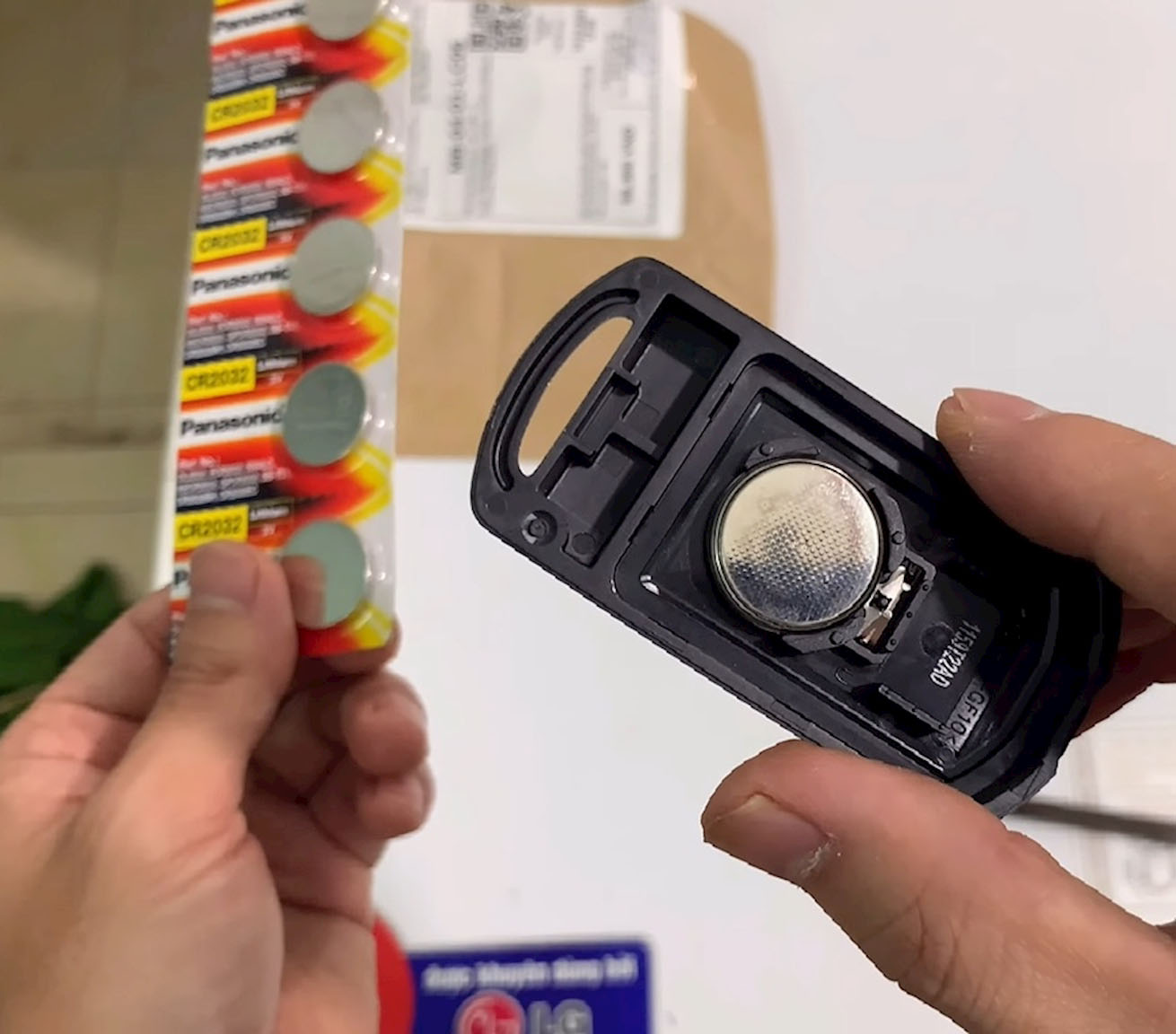 Thay pin chìa khóa cho smartkey xe máy panasonic sony maxell