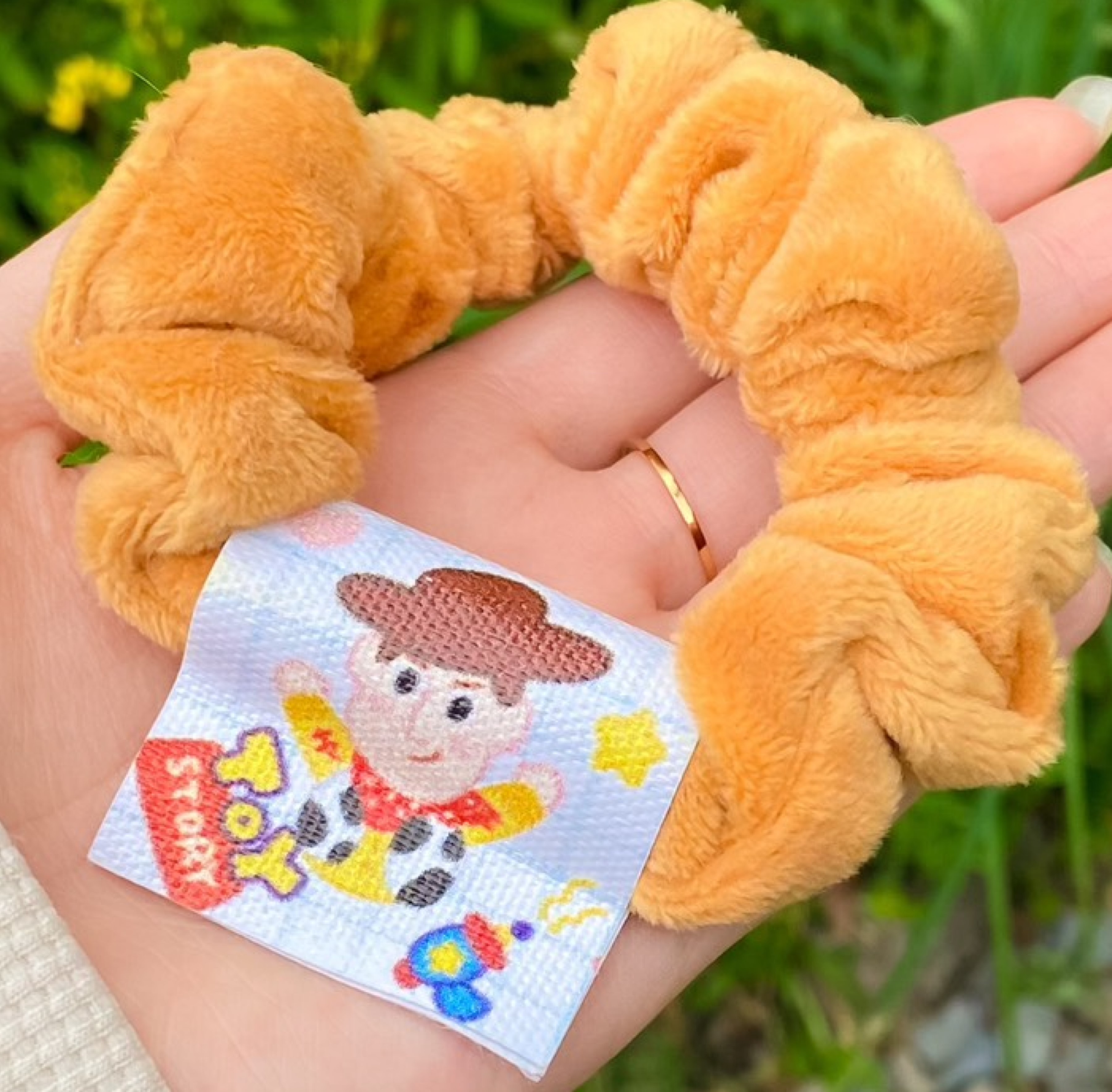 Dây cột tóc scrunchies lông mềm đính kèm charm