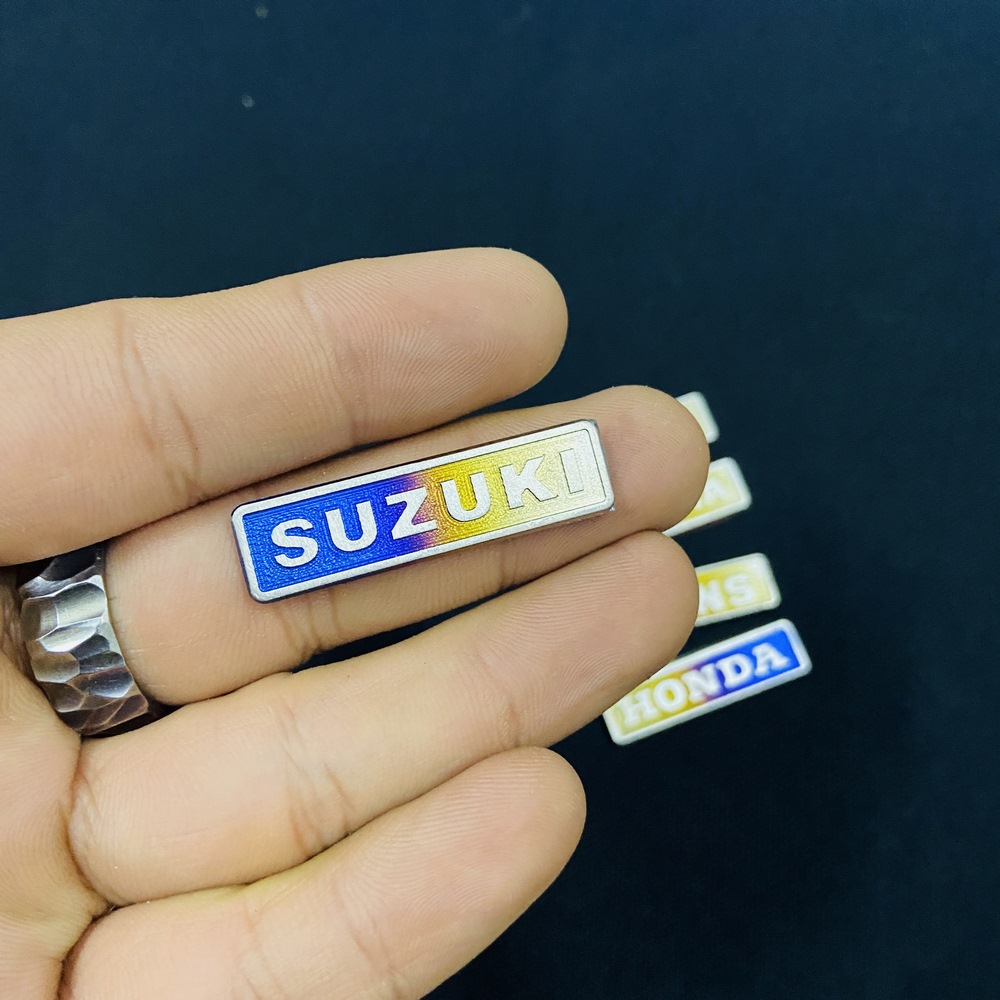 [HCM]TEM DÁN TRANG TRÍ XEDÁN XE TITAN LOGO CHỮ XE SUZUKI 3D (ĐẲNG CẤP DÂN CHƠI XE)