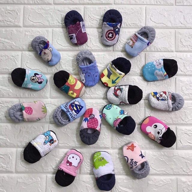 COMBO 2 ĐÔI GIÀY NỈ GIỮ ẤM CHÂN CHO BÉ ĐI TRONG NHÀ MẪU NGẪU NHIÊN
