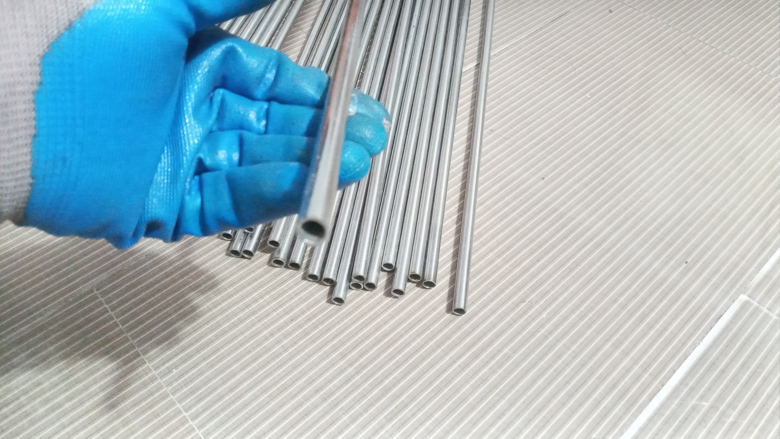 ống phi inox 9.5 .Inox 304 ( lỗ trong 7.08mm)
