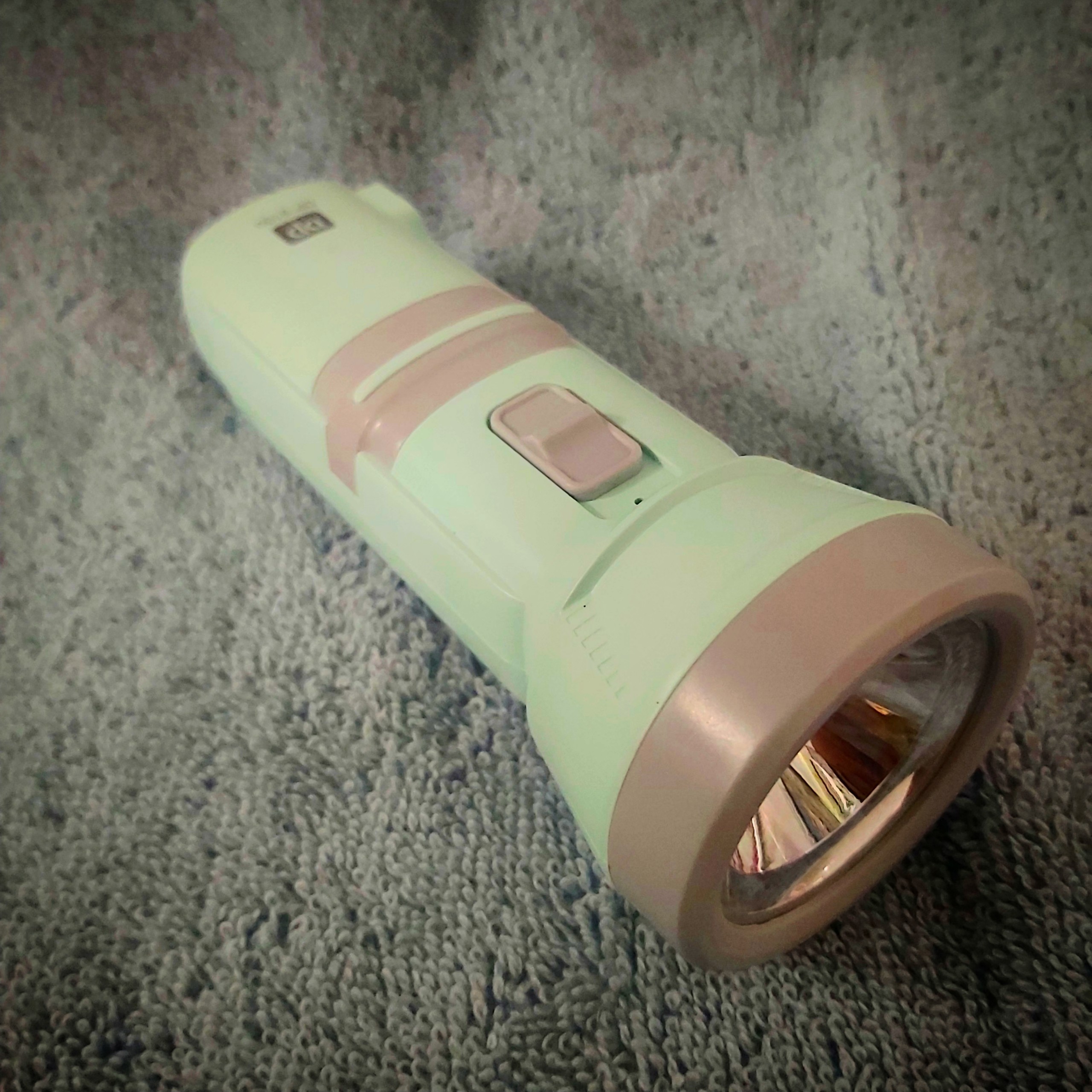 Đèn pin mini sạc điện loại tốt- đèn pin siêu sáng - đèn pin mini - den pin cam tay - đèn bão - đèn cắm trại dã ngoại -moc khoa den
