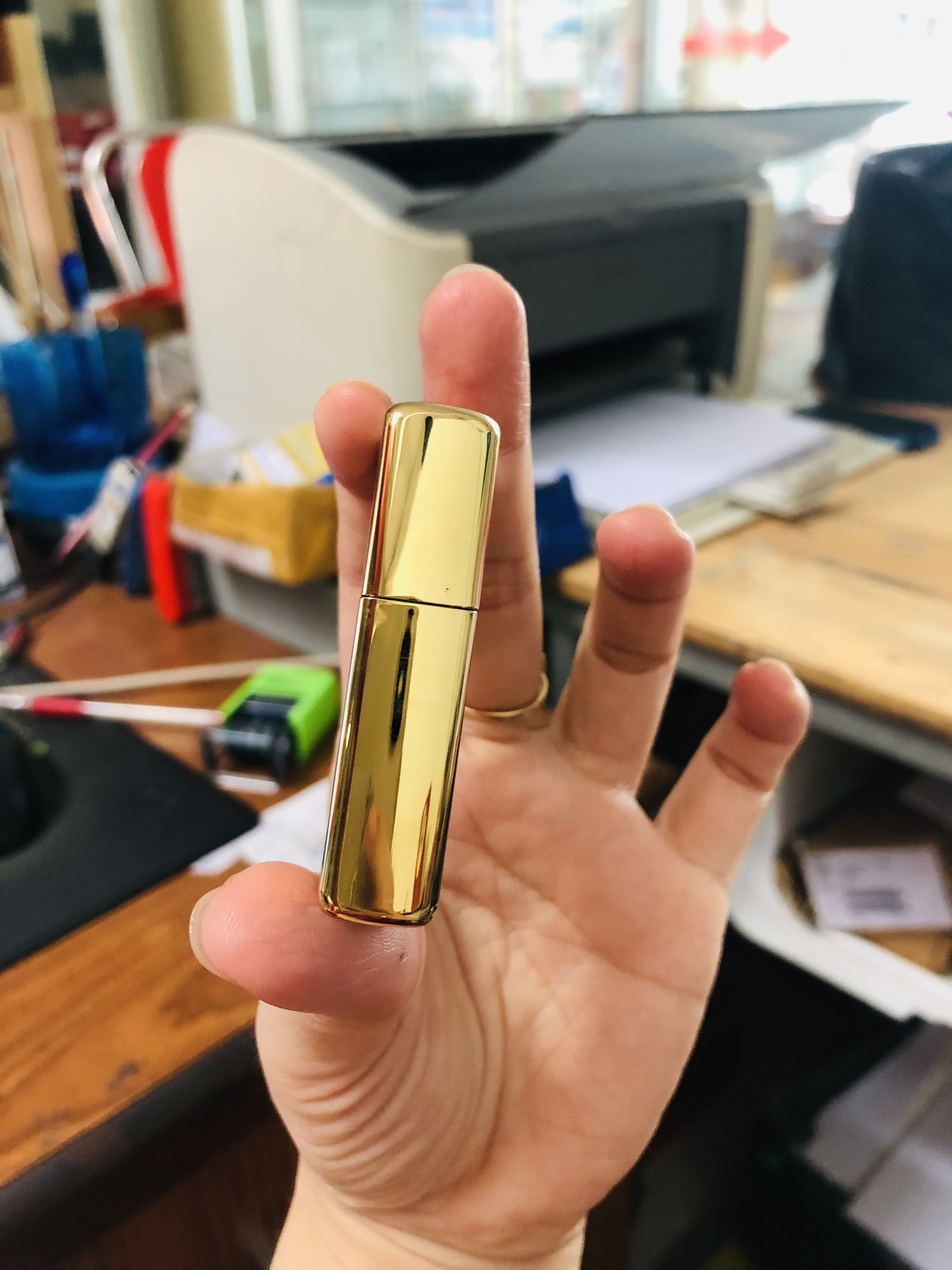 BẬT LỬA ZIPPO MÀU VÀNG HỌA TIẾT CHÓ SÓI - RUỘT TRẮNG