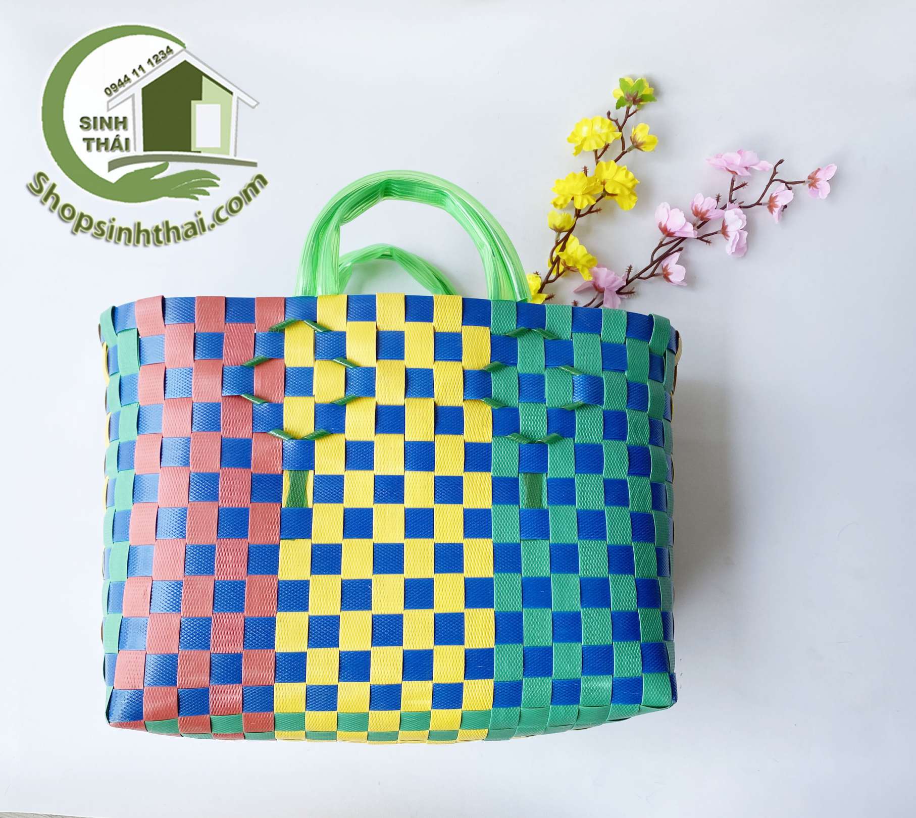 Giỏ làn nhựa giả mây đan nhiều màu, quai xách đôi 40cm x 25cm - màu ngẫu nhiên