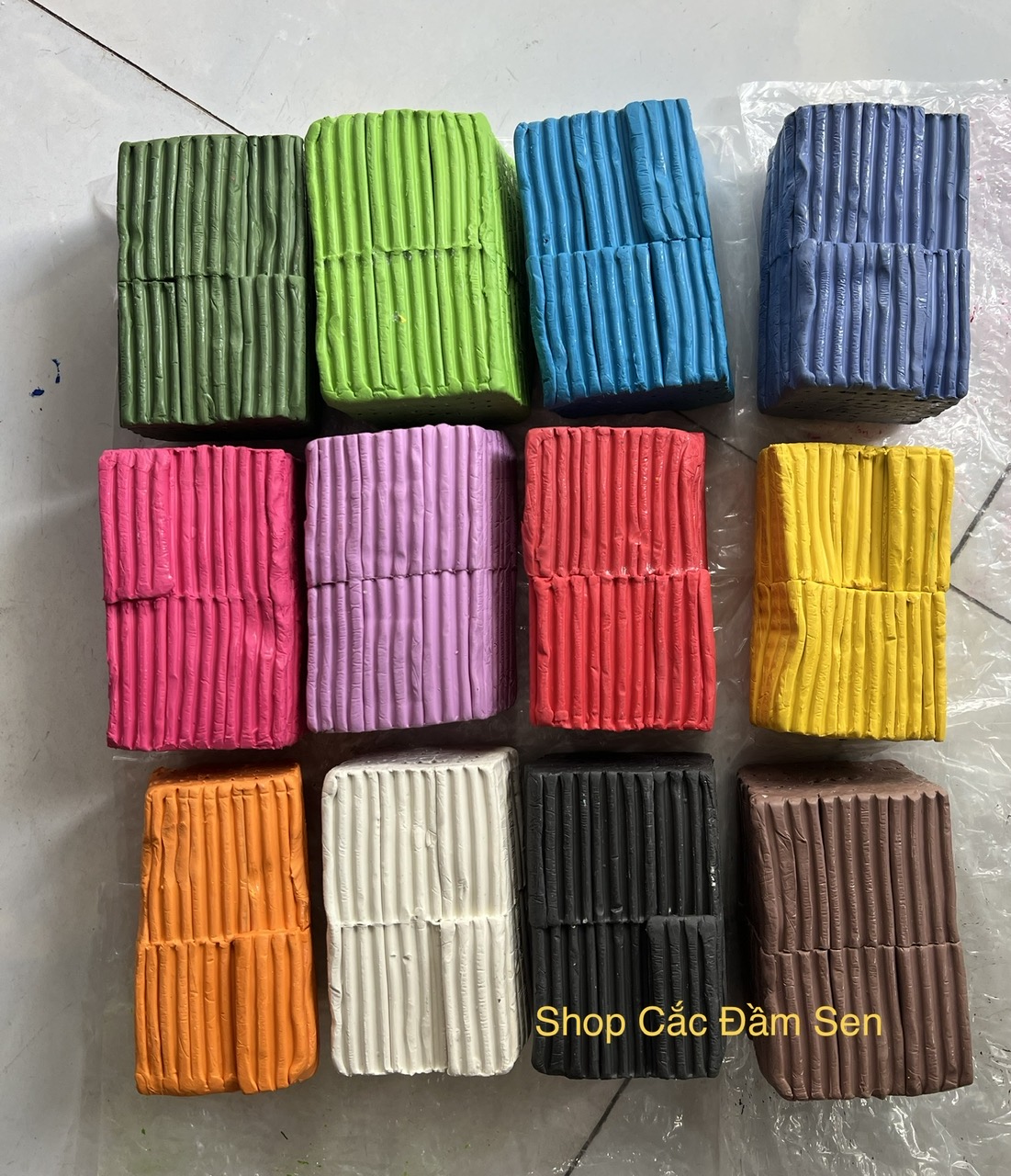 1 kg Đất nặn. không đôc hai các bé tha hồ sáng tạo