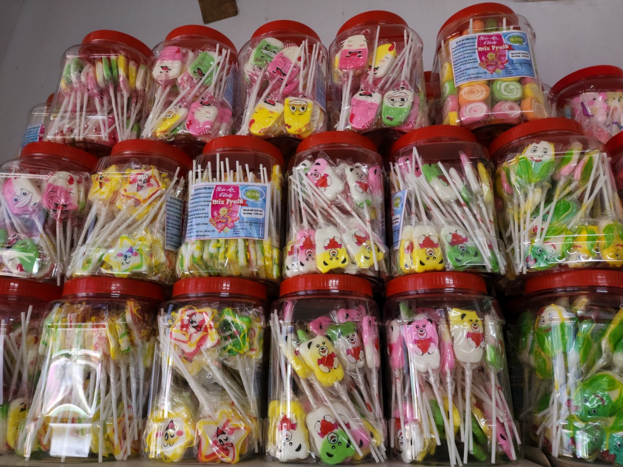 Kẹo que cứng hình ngẫu nhiên hủ 50 que date mới