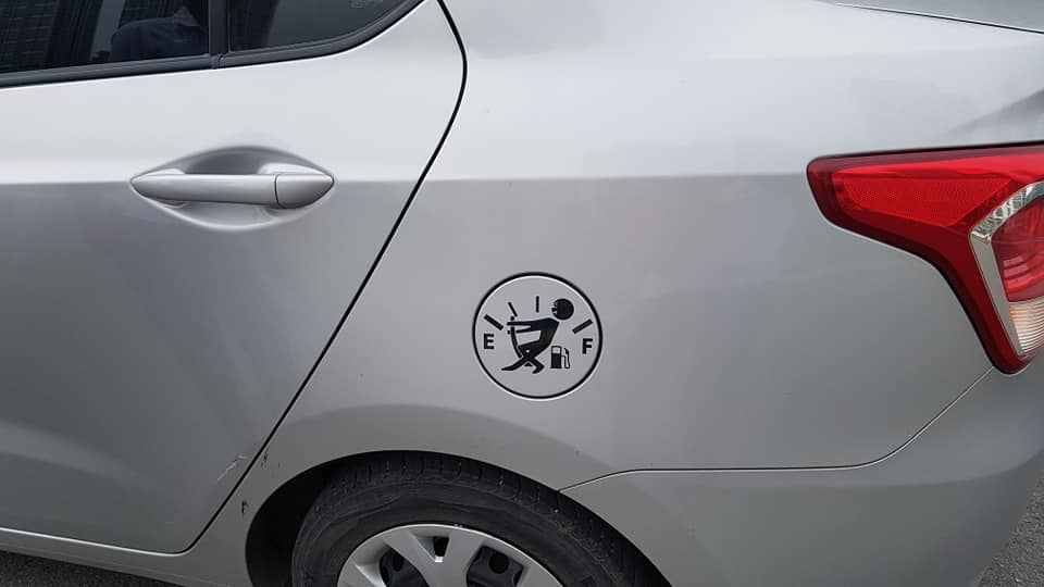 Tem dán nắp bình xăng ô tô