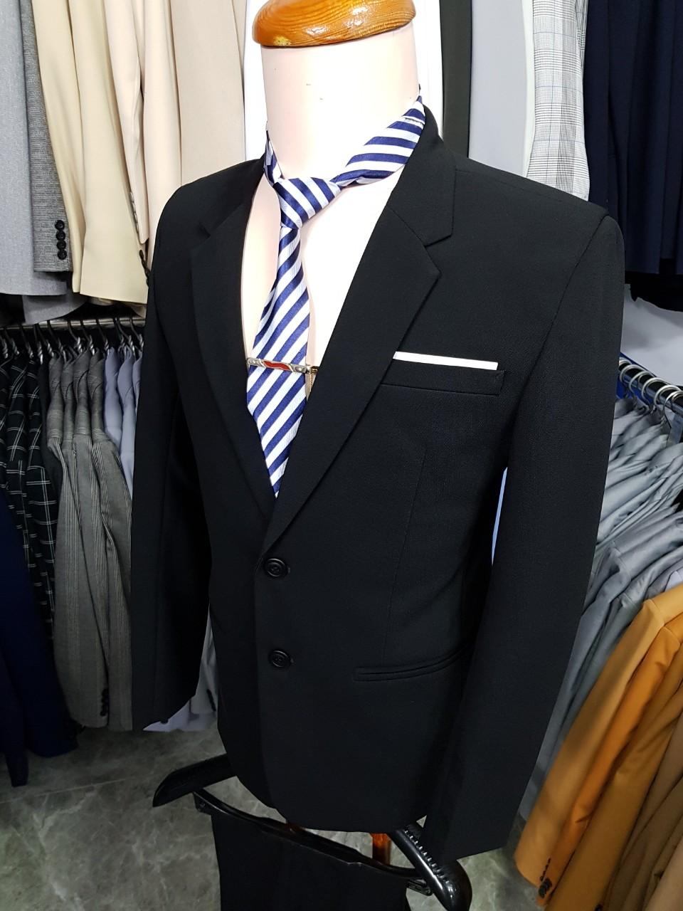 Bộ vest nam form suông 2 nút màu đen mềm mịn + cà vạt kẹp