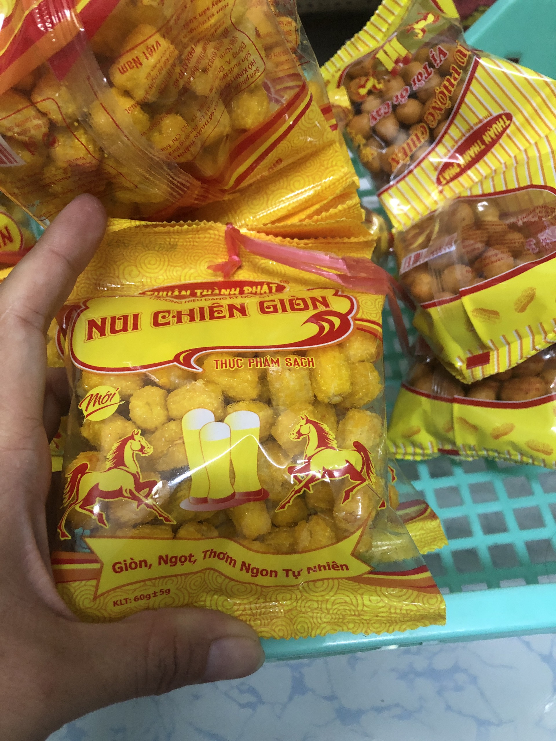 Combo 10 bịch ( túi ) đậu tỏi ớt, nui chiên, hương dương, đậu muối các loại... an toàn thực phẩm