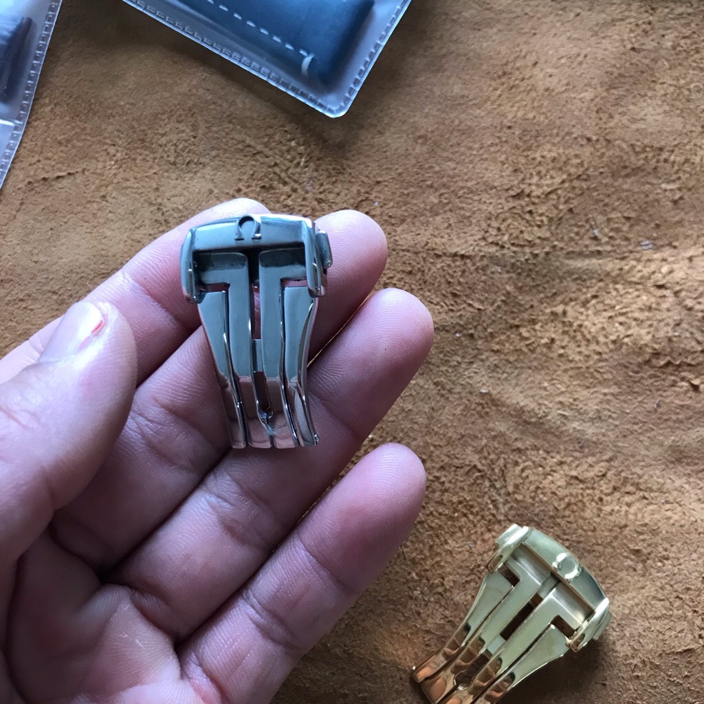 Khóa đồng hồ Omega cao cấp
