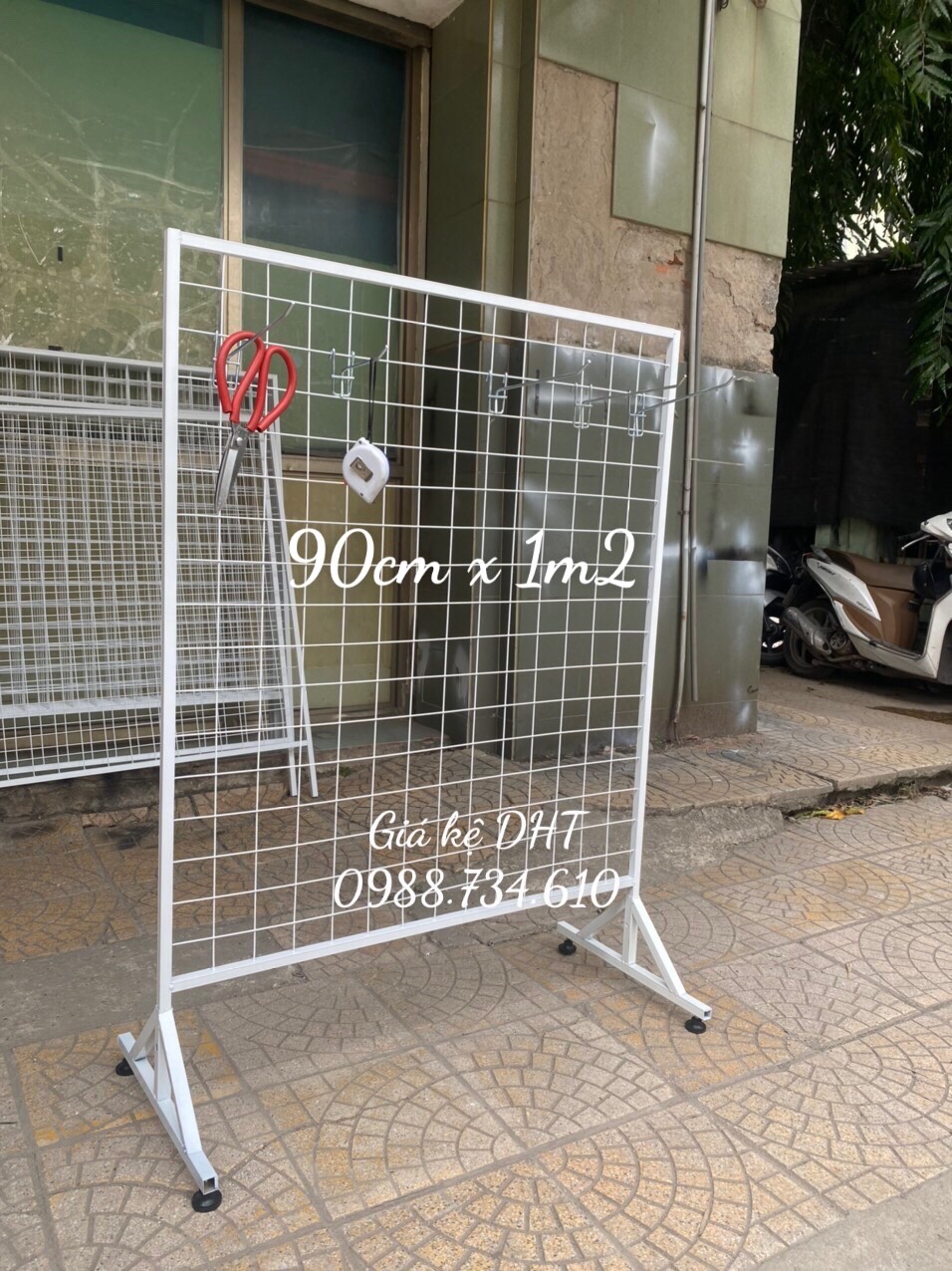 ( Có 4 bánh xe ) Kệ khung lưới treo hàng có bánh xe kèm 20 móc