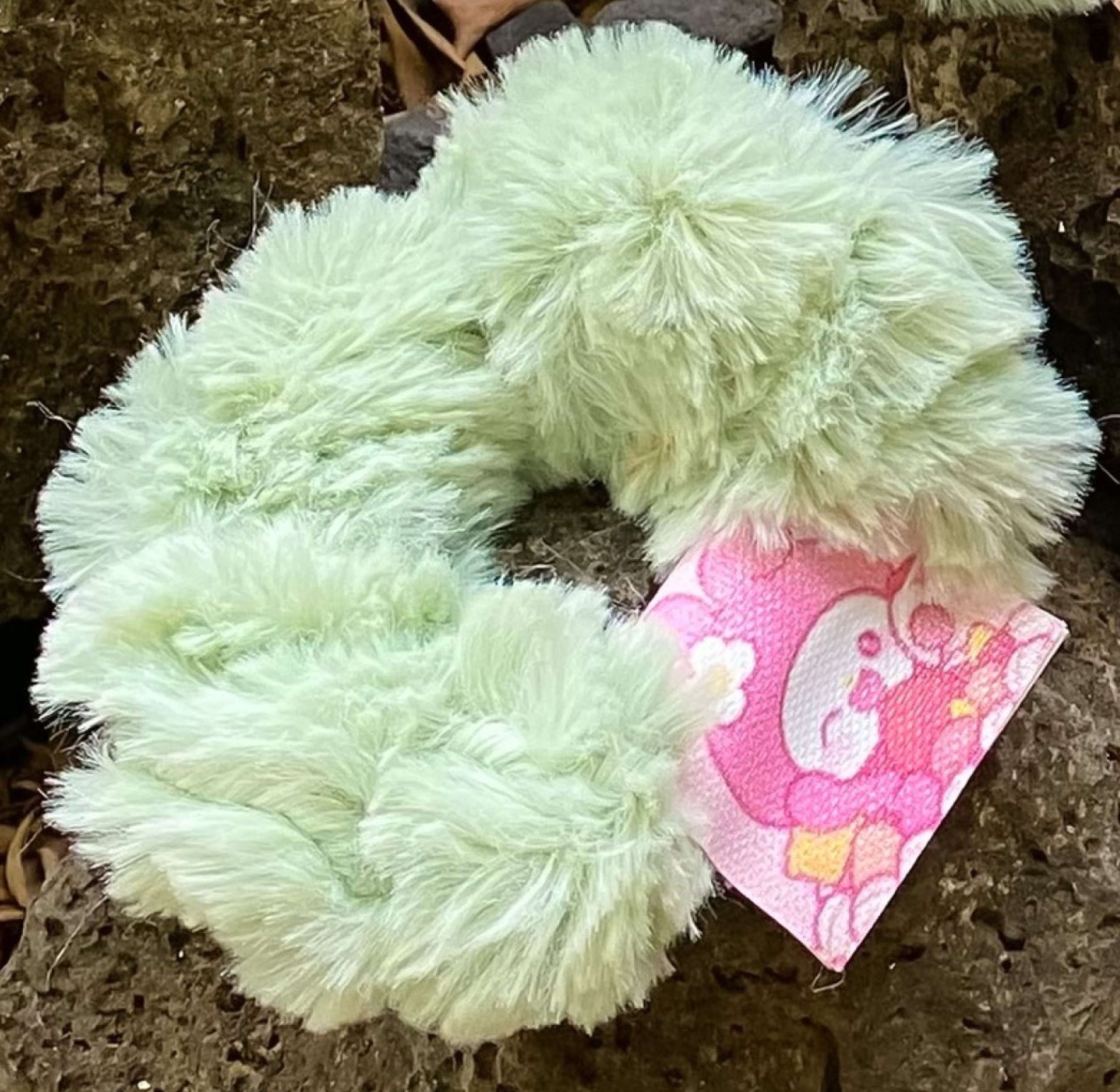 Dây cột tóc scrunchies lông mềm đính kèm charm