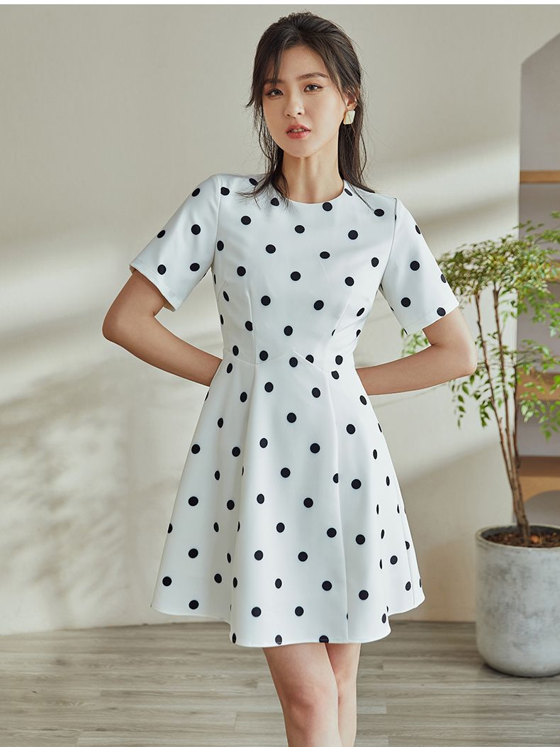 Đầm xòe chấm bi trắng cổ tròn sát tay ngắn
