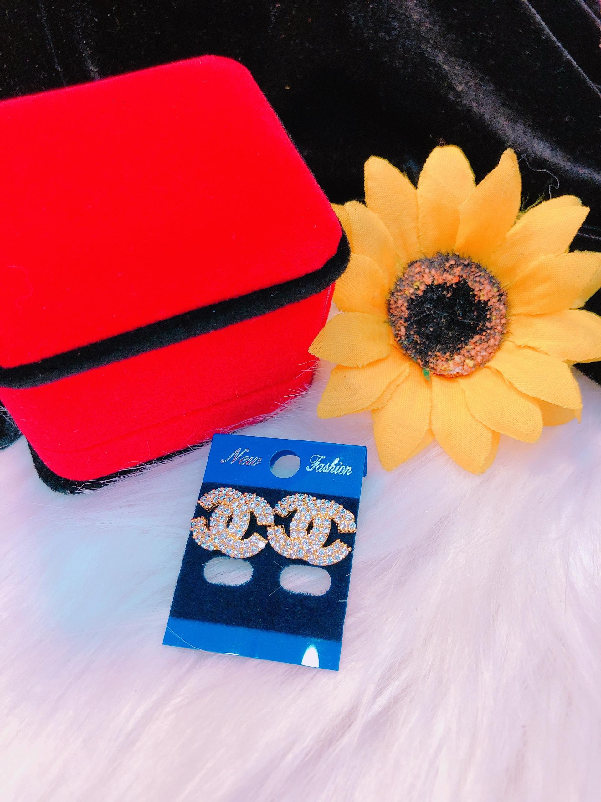 Bông tai hoa tai nữ chữ X dát pha lê lấp lánh cao cấp thiết kế thời trang Trang Sức Miga VB28081901 - đeo đi tiệc đi chơi làm công sở cực sang chảnh và quý phái