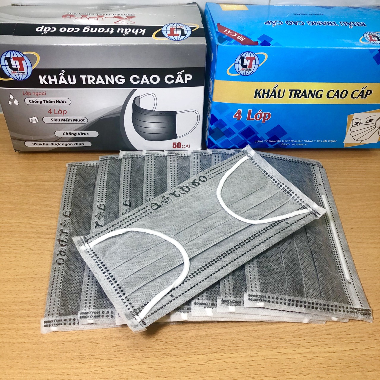 Khẩu trang y tế Than hoạt tính 4 Lớp - Hộp 50 chiếc đã tiệt trùng với lớp than hoạt tính kháng khuẩn chống bụi, Thanh tựa mũi và quai đeo dễ định hình, chắc chắn, vừa vặn, không ảnh hưởng khí thở khi sử dụng