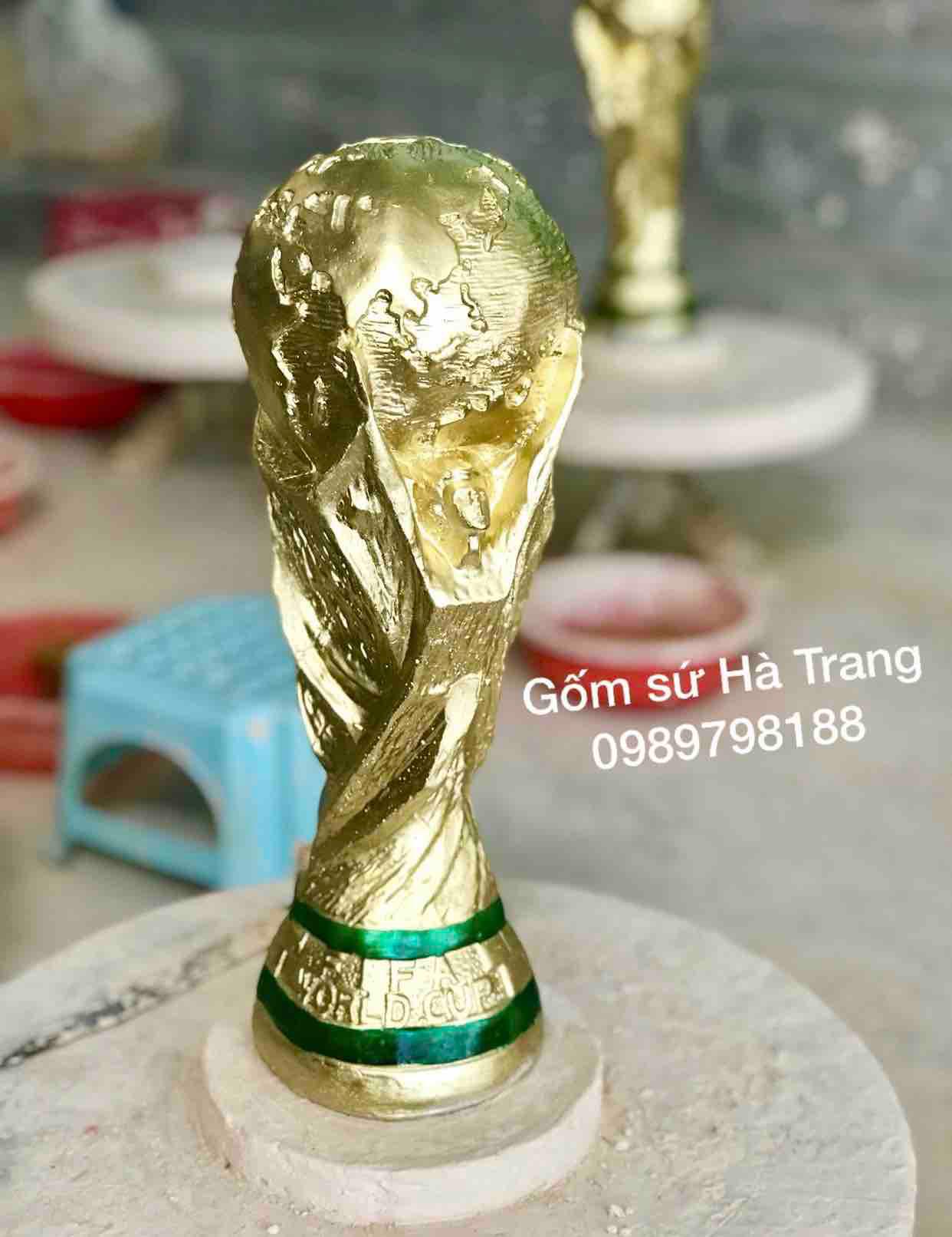 Cúp thạch cao phủ sơn nhũ vàng cao 35cm