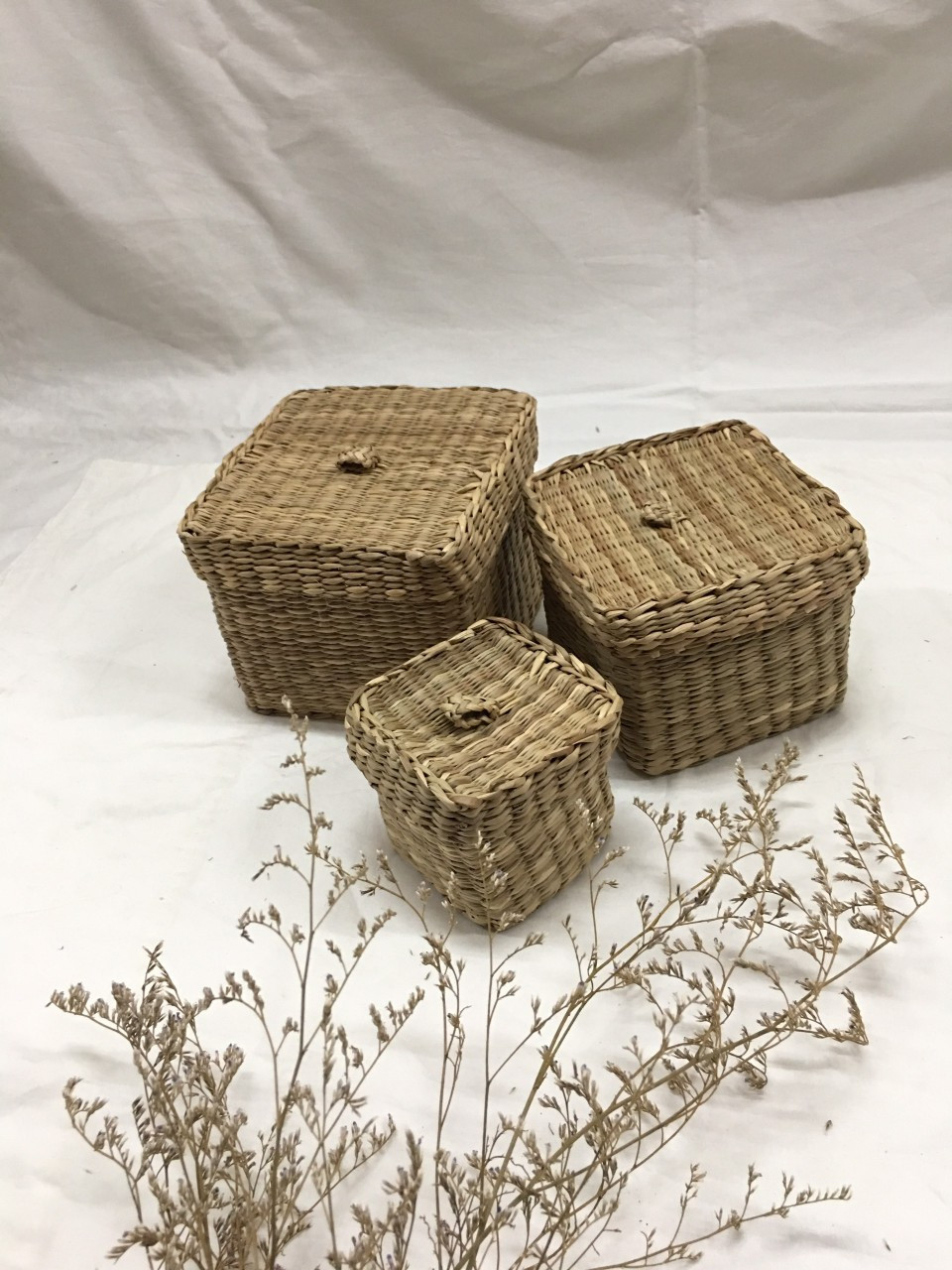 Combo 3 giỏ cói đựng đồ hình vuông Kích thước (Dài * Rộng * Cao): 12 * 12 * 9 cm, 10 *10 * 8 cm, 8 * 8 * 7 cm/ Phong cách Vintage/ Boho Siêu Xinh Xắn