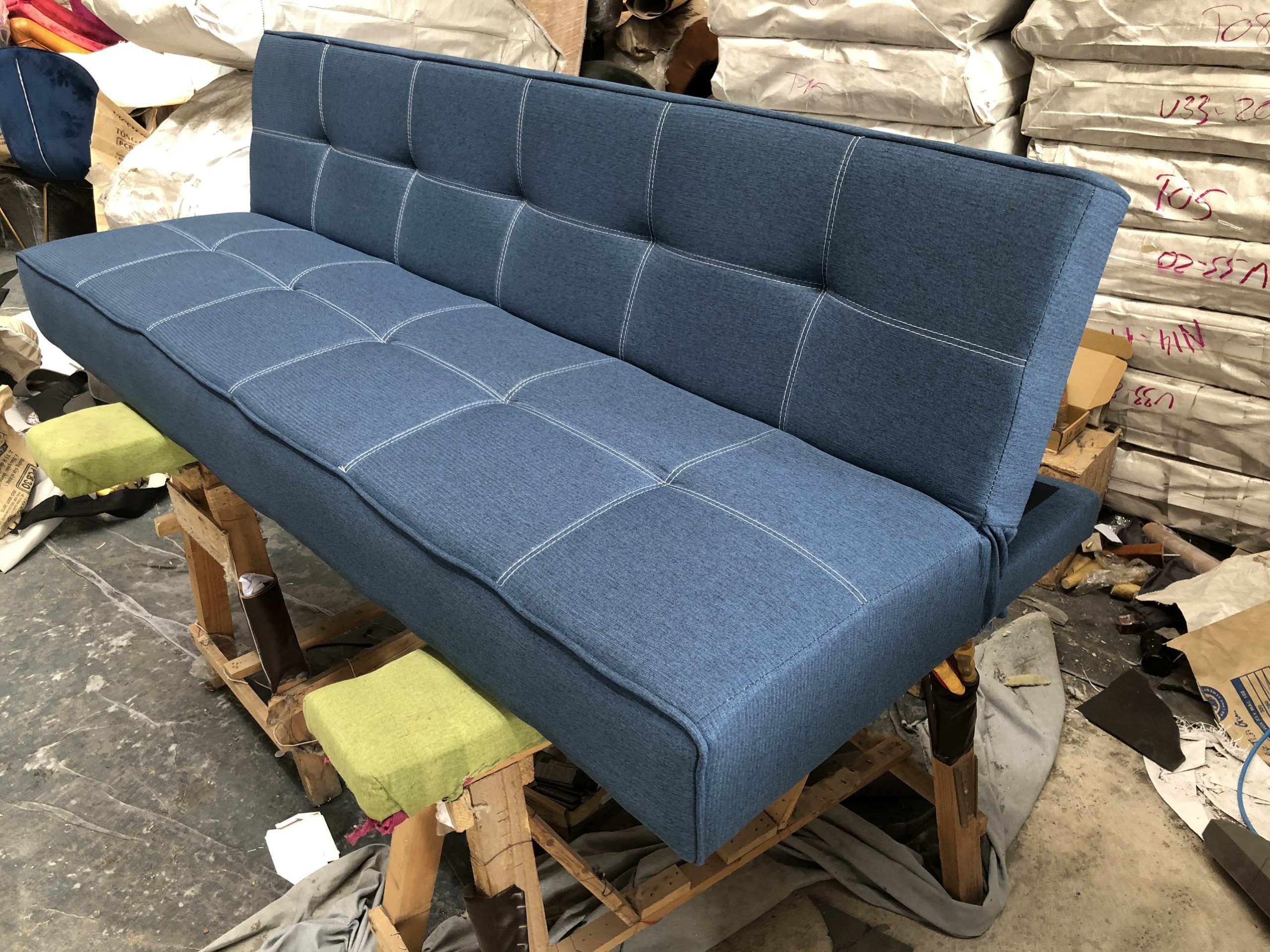 Sofa bed . Sofa giường . Sofa phòng khách (2 chức năng: sofa + giường kích thước 170 x86 cm). Màu xanh tím than nhạt